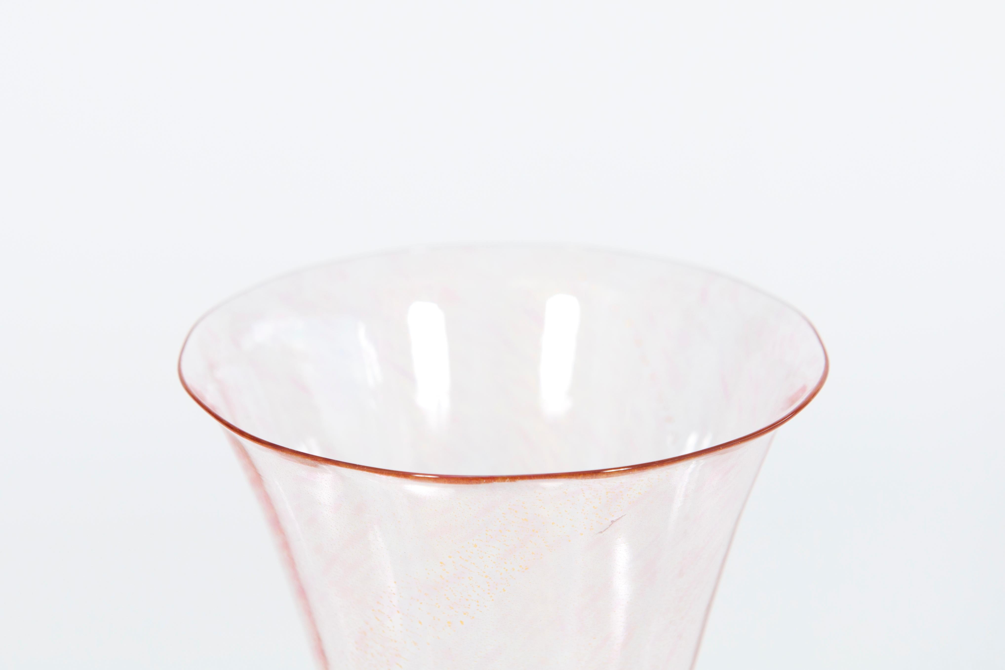 Gobelet vintage en verre vénitien bleu et rose avec mouchetures d'or, Circa 1970 en vente 11