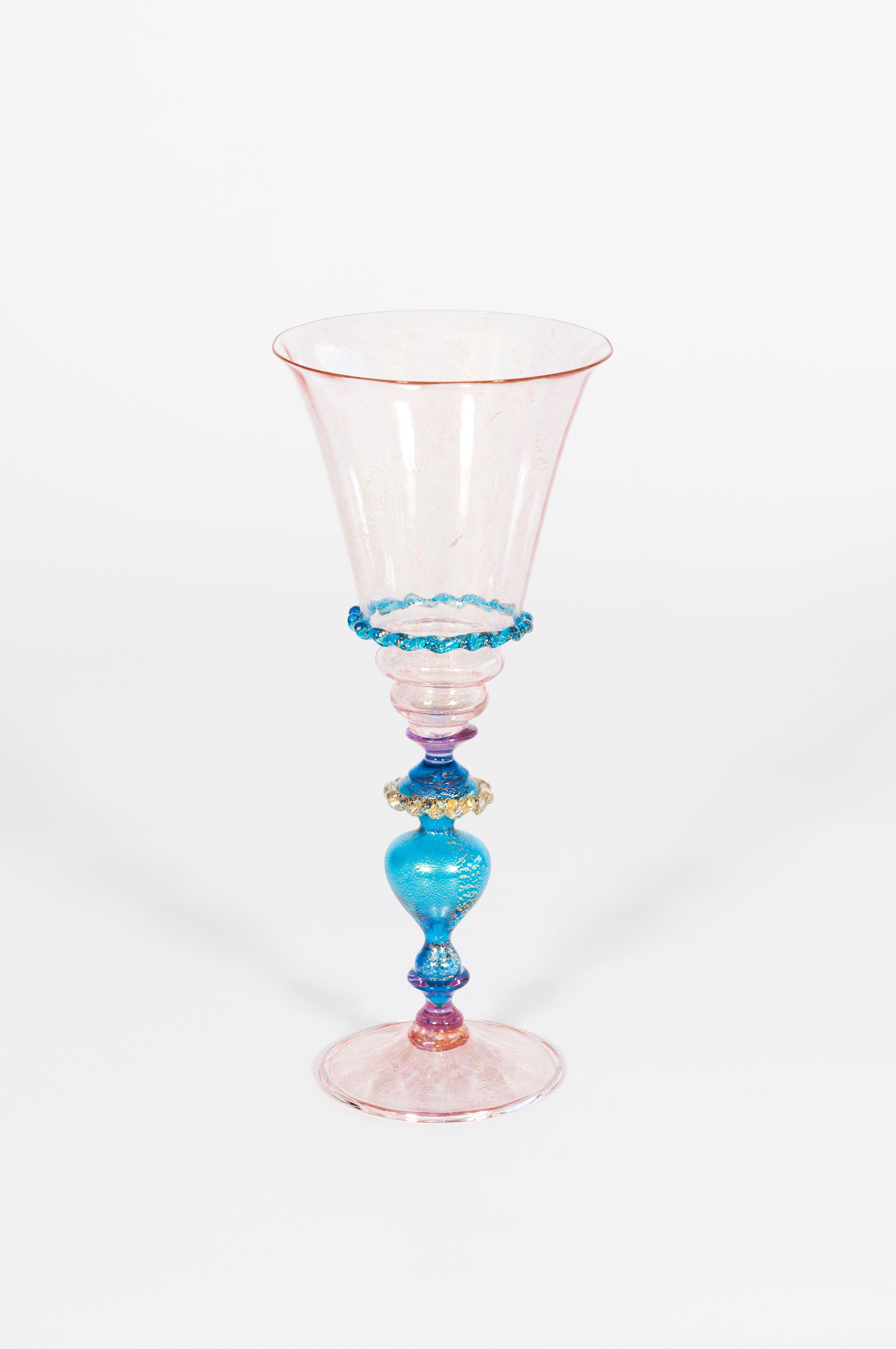Un magnifique gobelet en verre vénitien richement coloré, ou 