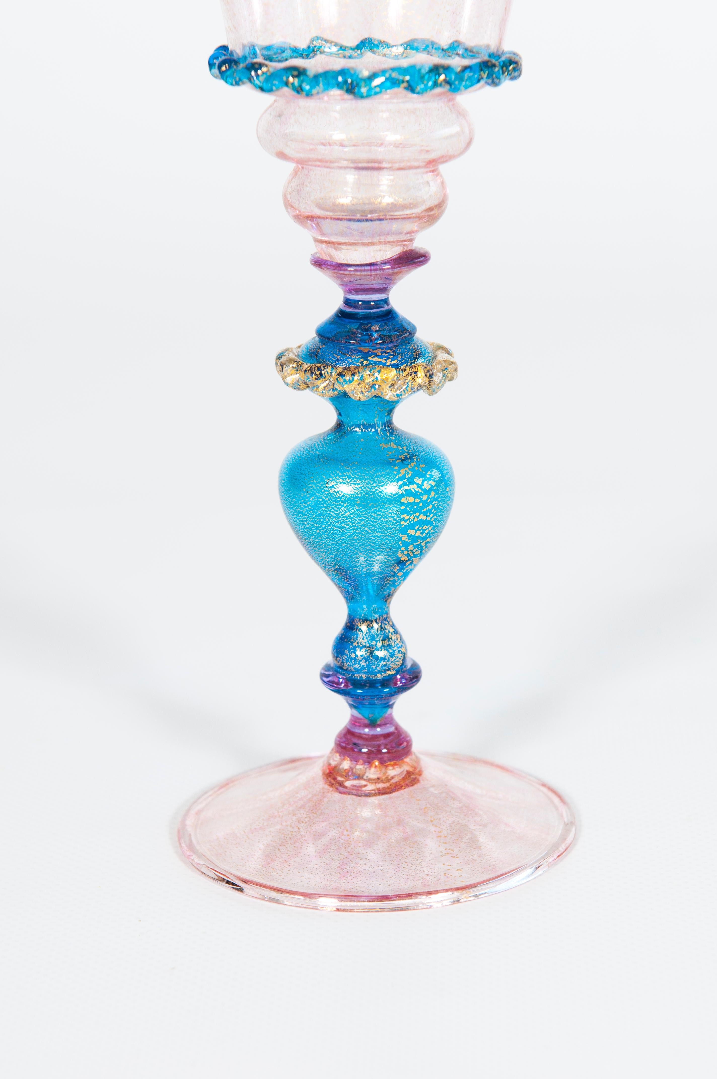 italien Gobelet vintage en verre vénitien bleu et rose avec mouchetures d'or, Circa 1970 en vente