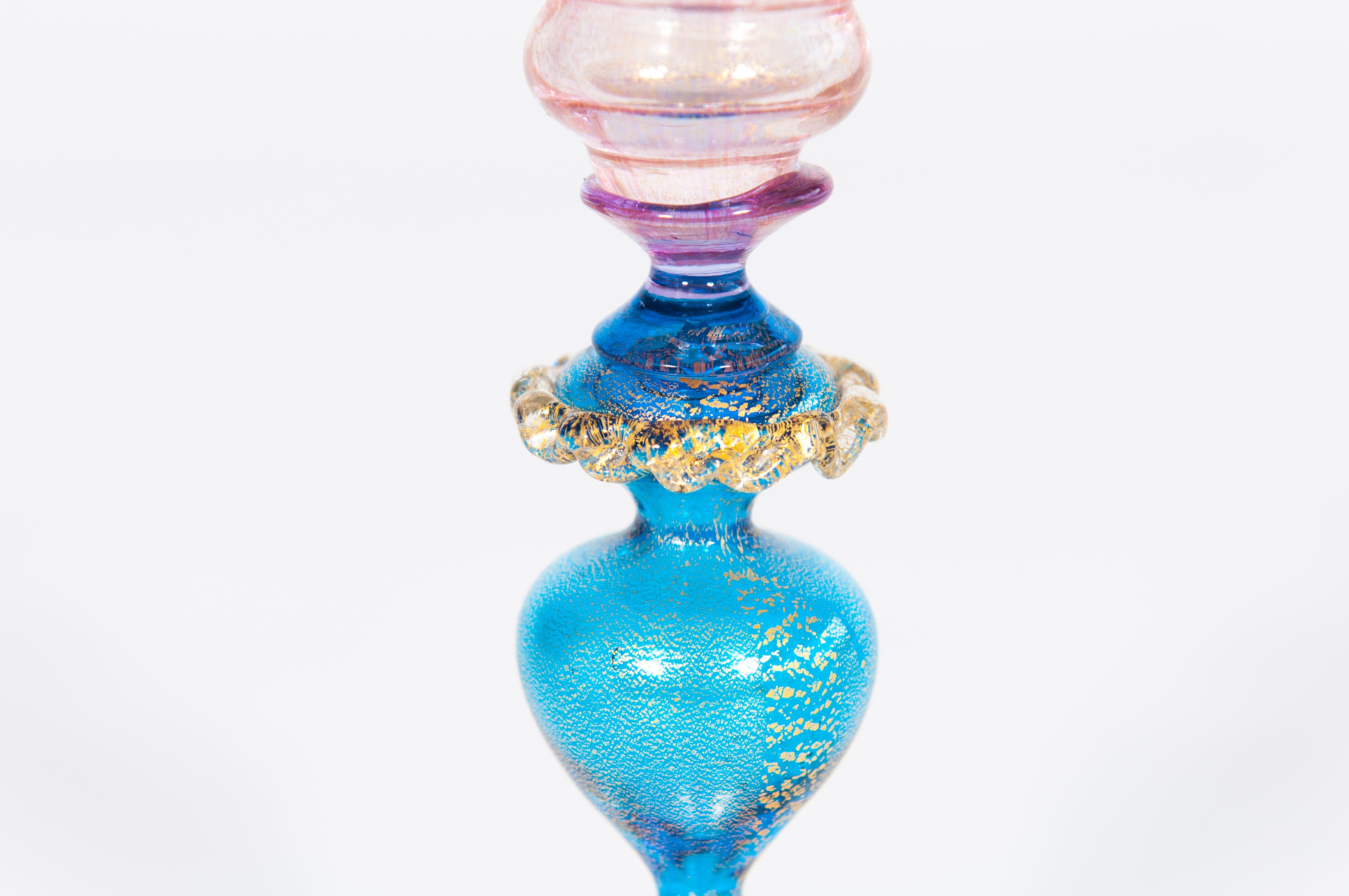 Fin du 20e siècle Gobelet vintage en verre vénitien bleu et rose avec mouchetures d'or, Circa 1970 en vente