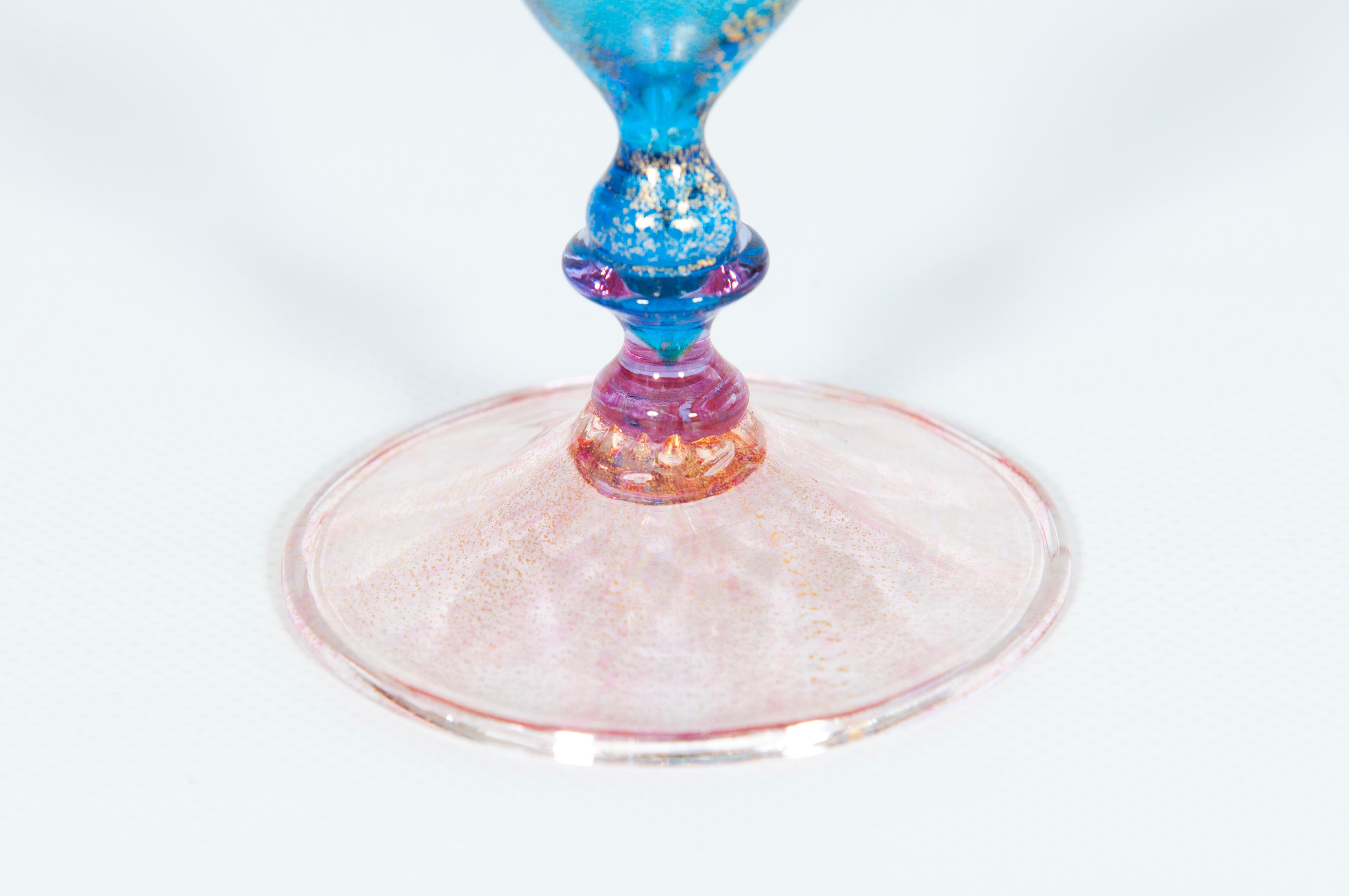 Or Gobelet vintage en verre vénitien bleu et rose avec mouchetures d'or, Circa 1970 en vente