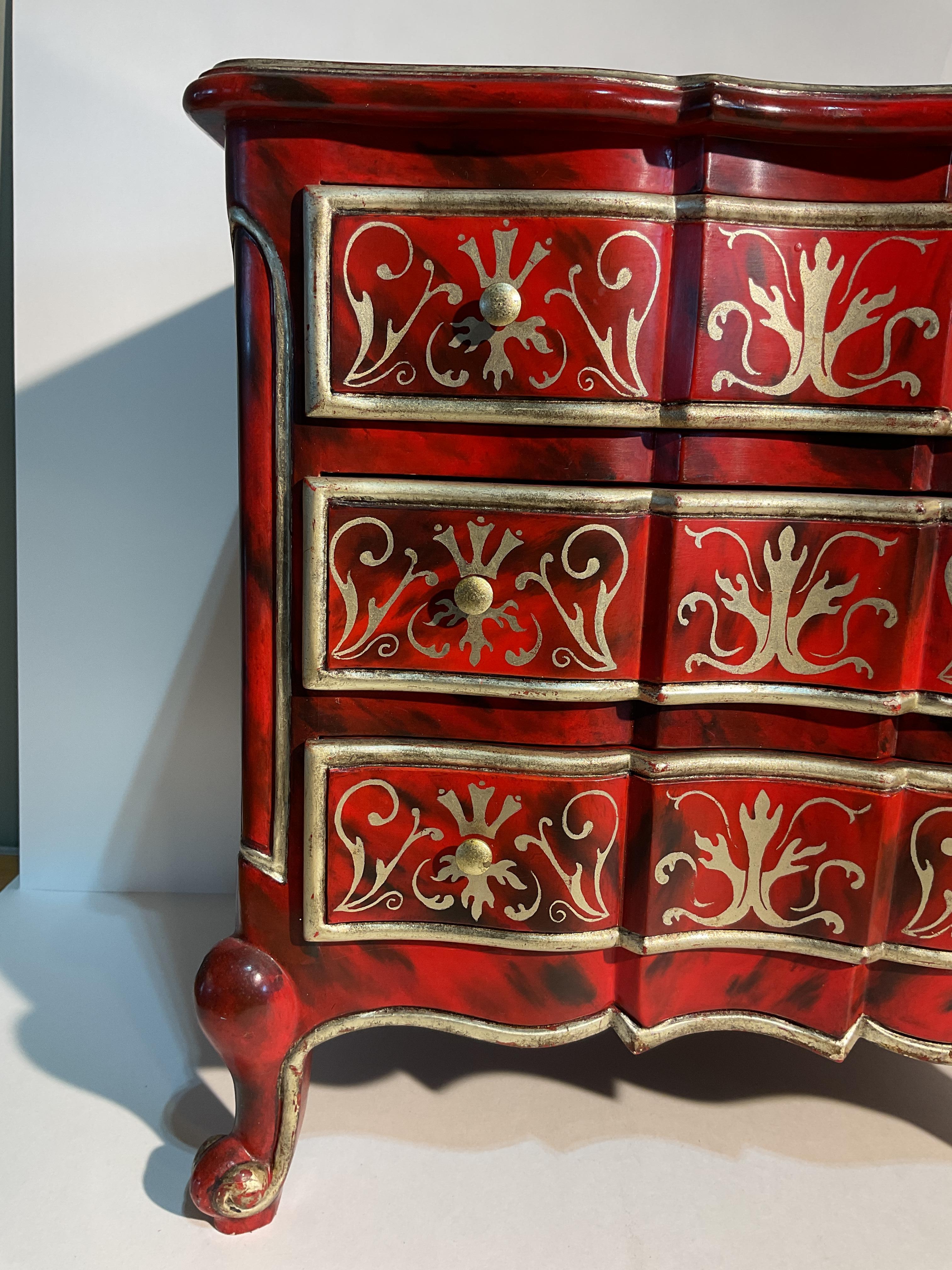Cassettiera in miniatura vintage utilizzata per conservare i gioielli
Realizzato in stile rococò veneziano
Bellissimi dettagli e colori dipinti a foglia d'oro
Un pezzo insolito e squisito 