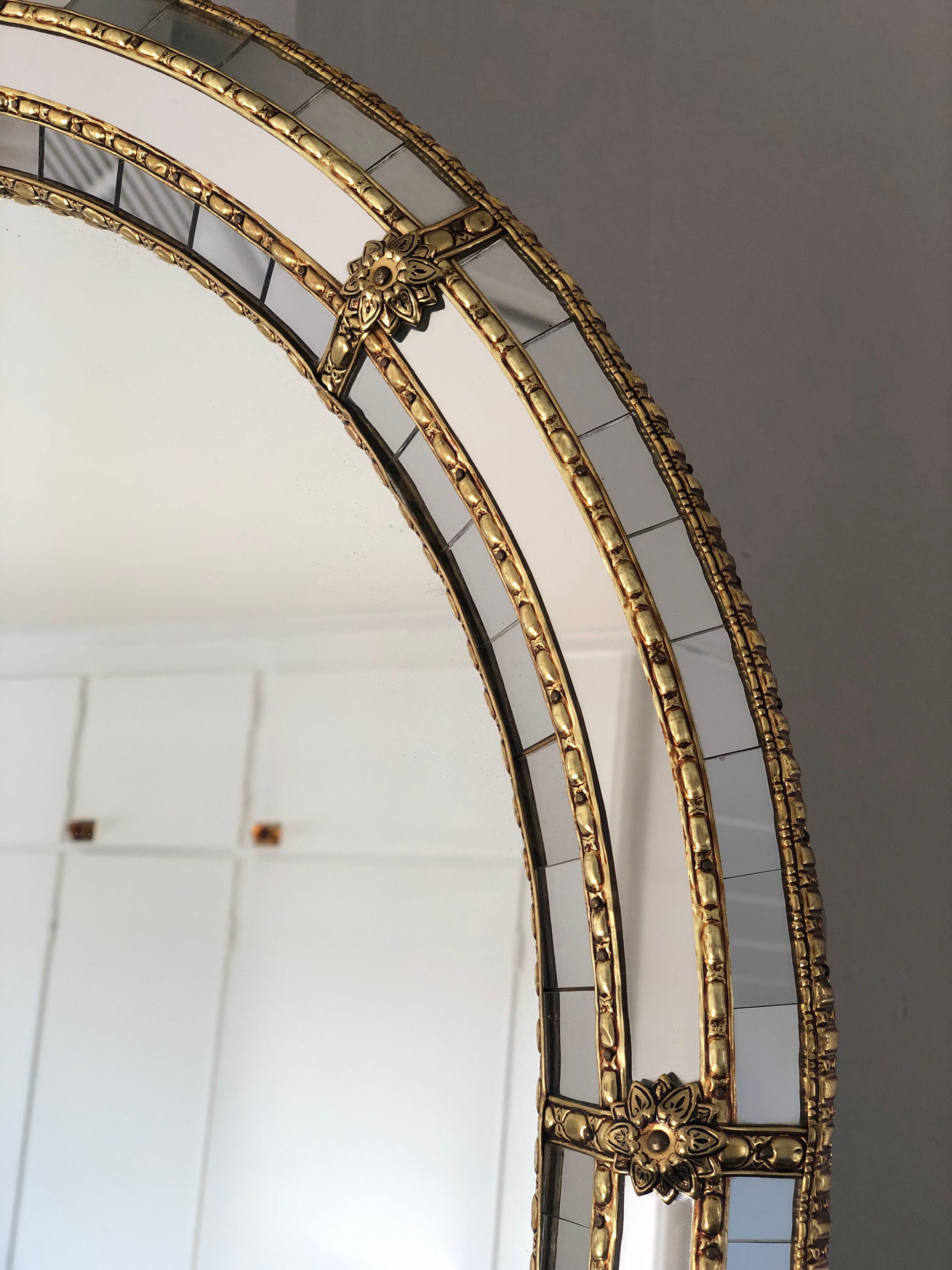 Schöner großer spanischer Spiegel mit einem Rahmen aus venezianischem Glas mit einem goldenen Messingstreifen. Der Rahmen ist mit kleinen Kristallen außen und innen und größeren Kristallen in der Mittellinie versehen. Der Messingstreifen hält die