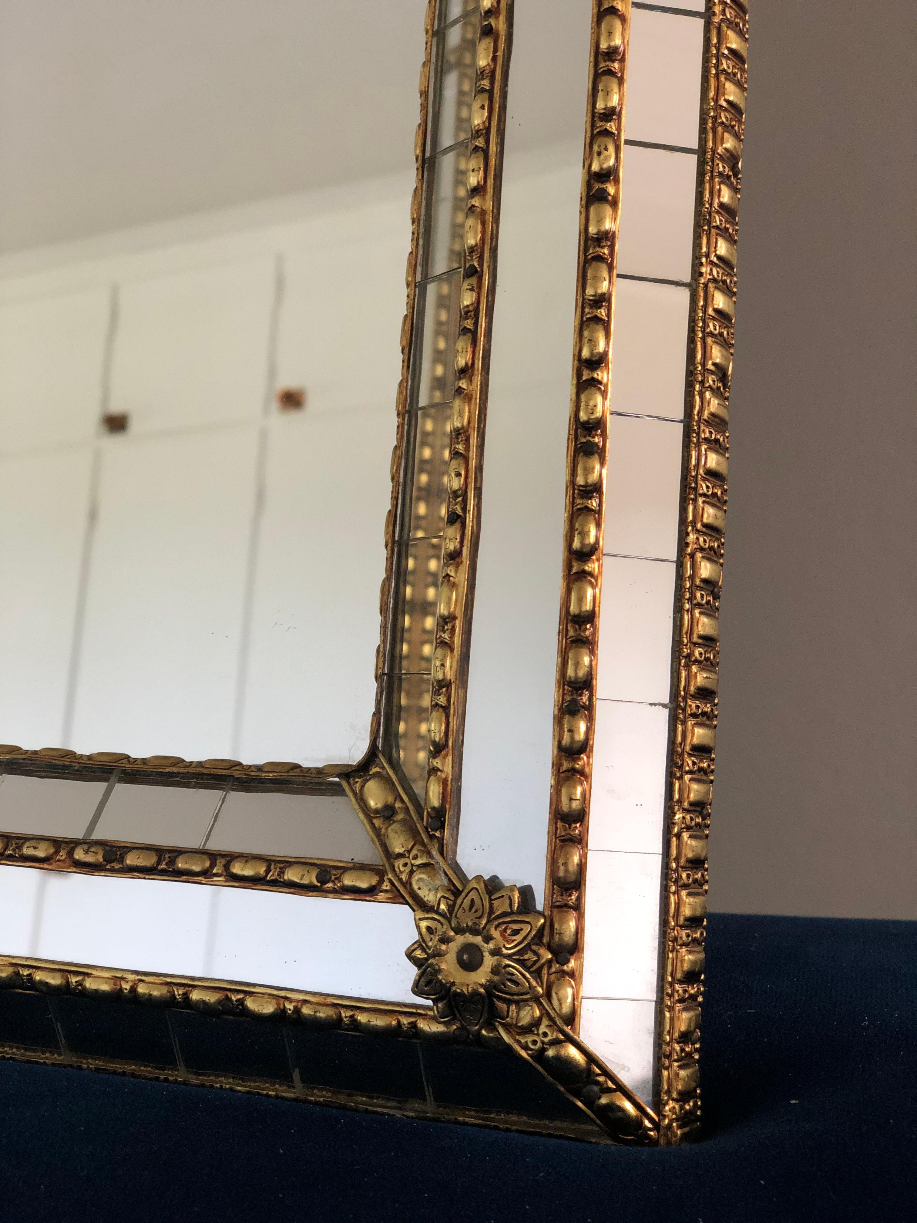 Magnifique grand miroir espagnol avec un cadre en verre vénitien avec une bande dorée en laiton. Le cadre est composé de petits cristaux à l'extérieur et à l'intérieur, et de cristaux plus grands dans la ligne centrale. La bande de laiton maintient