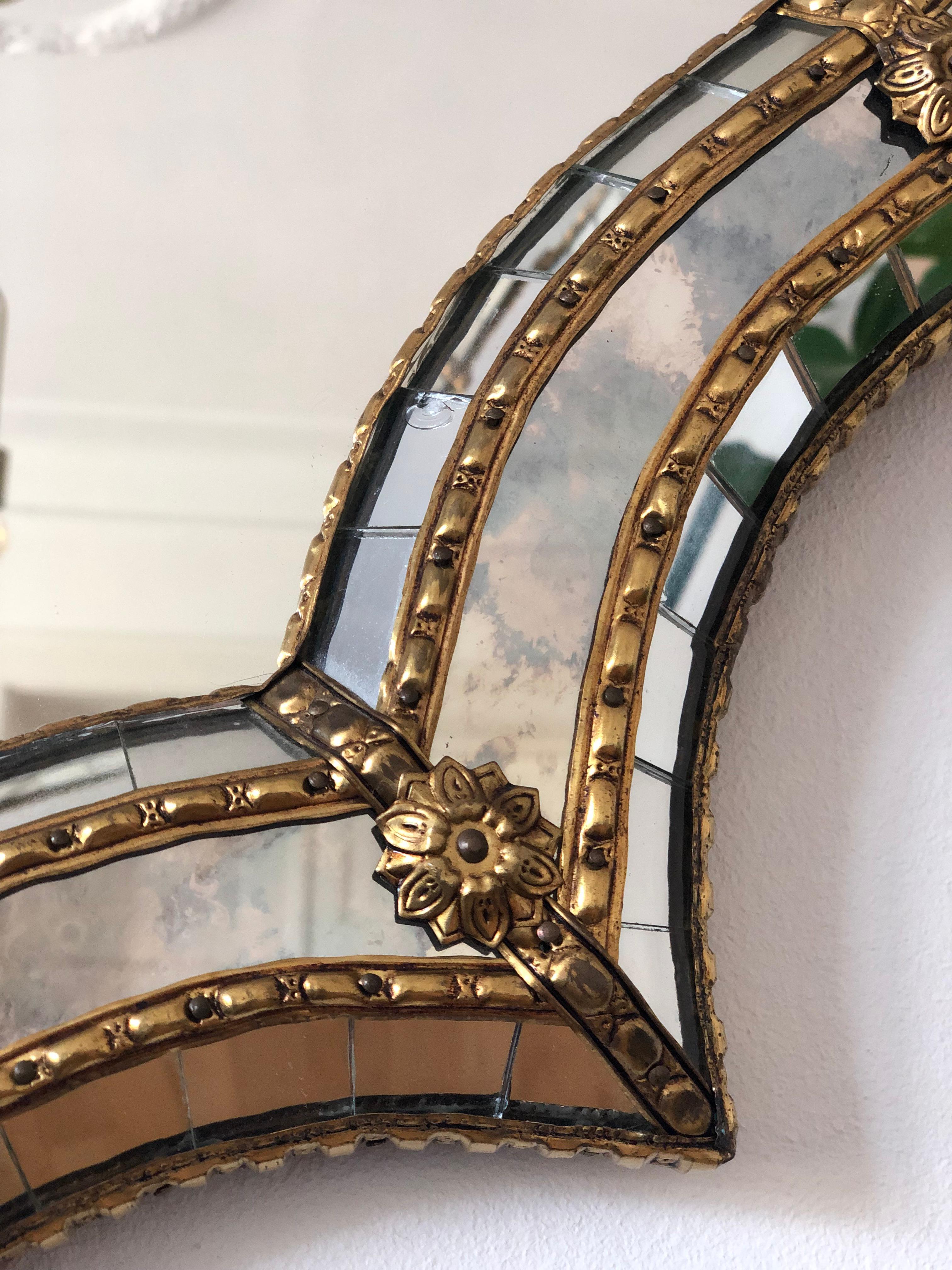 Espejo vintage veneciano grande Hollywood Regency en oro España años 90 Hecho a mano en venta