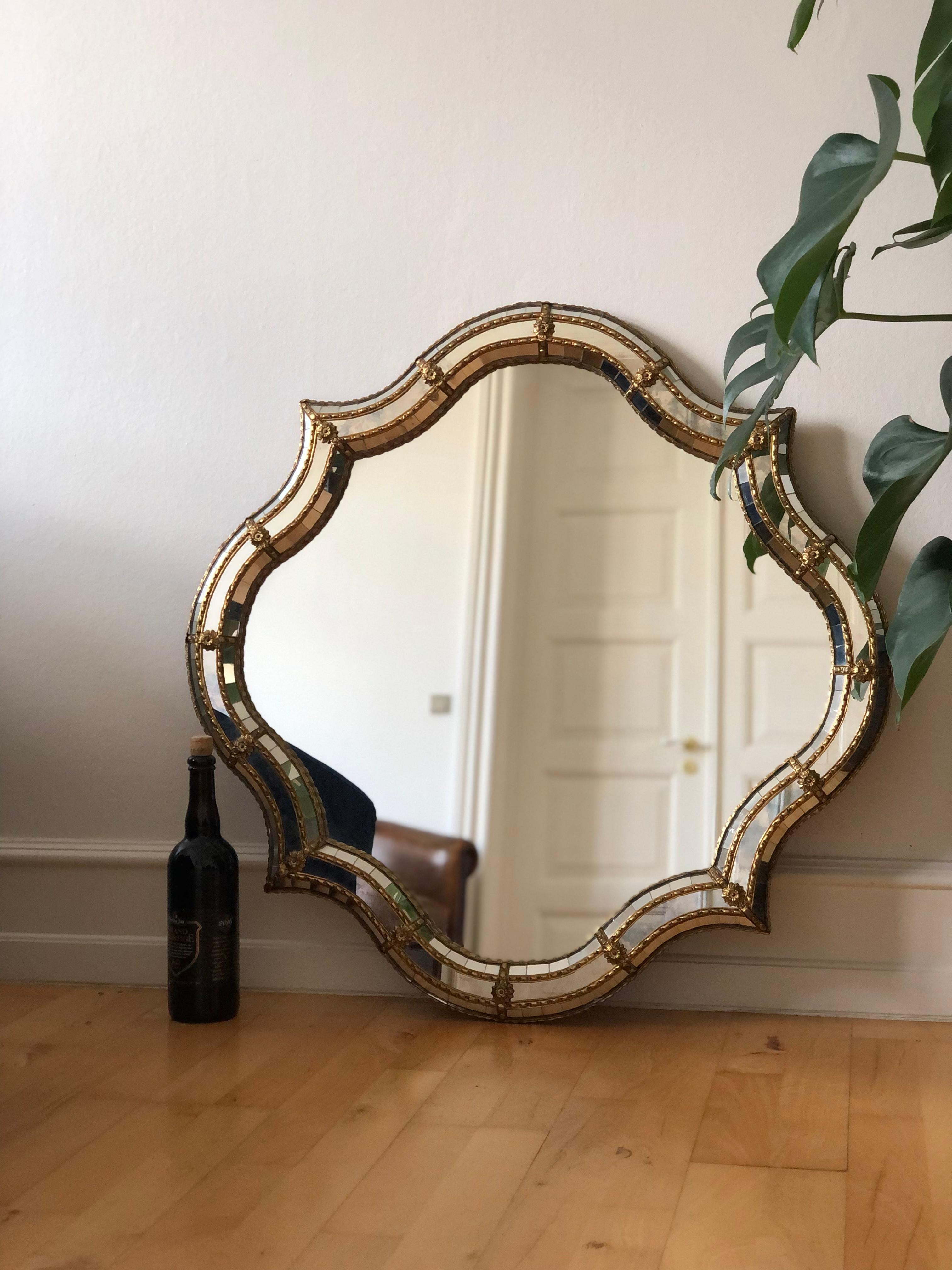 Espejo vintage veneciano grande Hollywood Regency en oro España años 90 en Bueno estado para la venta en Sakskøbing, DK