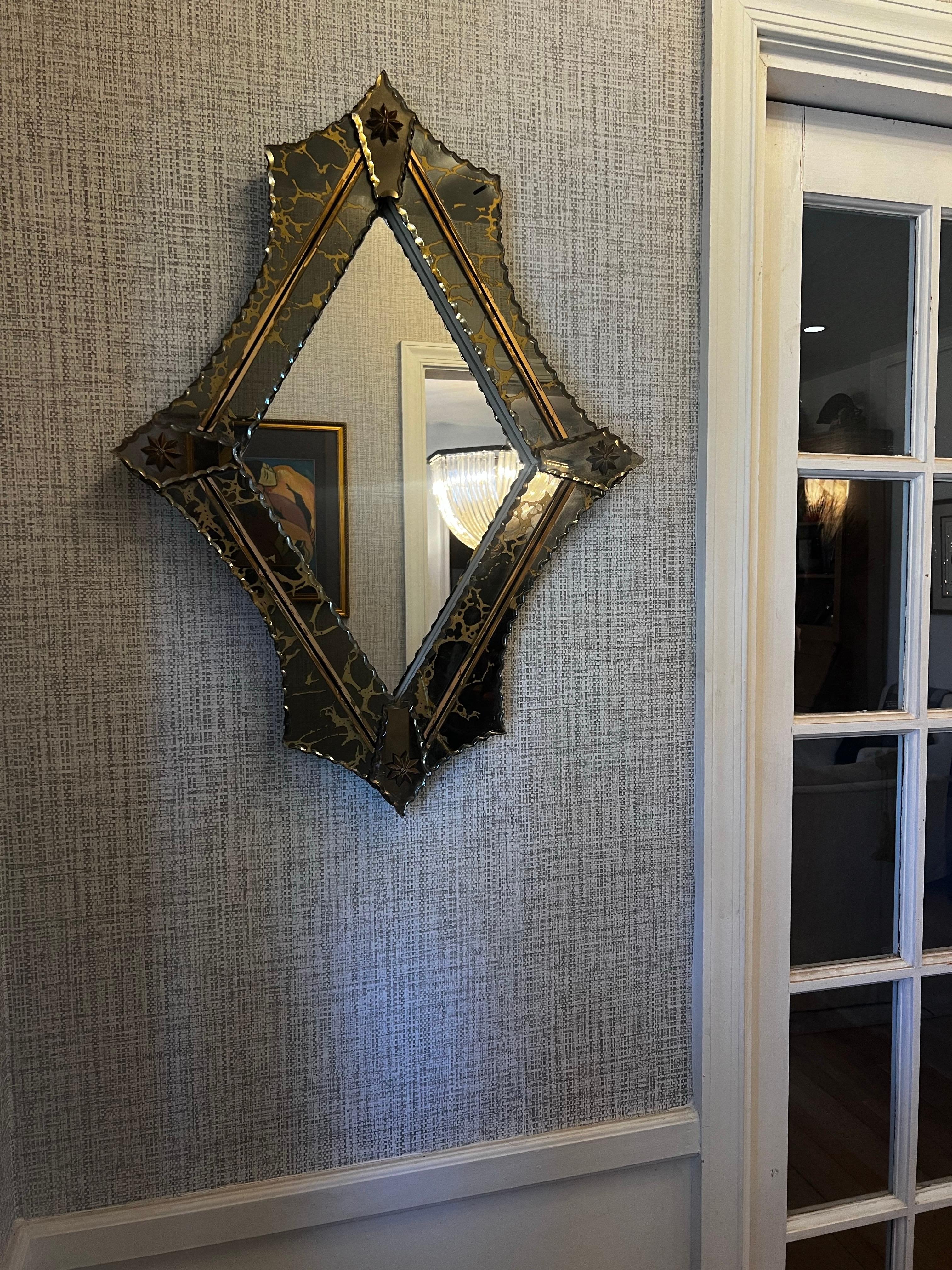 Magnifique et unique petit miroir mural vénitien.  Idéal pour une entrée, une petite salle d'eau, etc. 
Forme de diamant avec miroir teinté bronzé et veiné d'or.  Le dos du miroir semble avoir été remplacé à un moment donné.  Très solide et