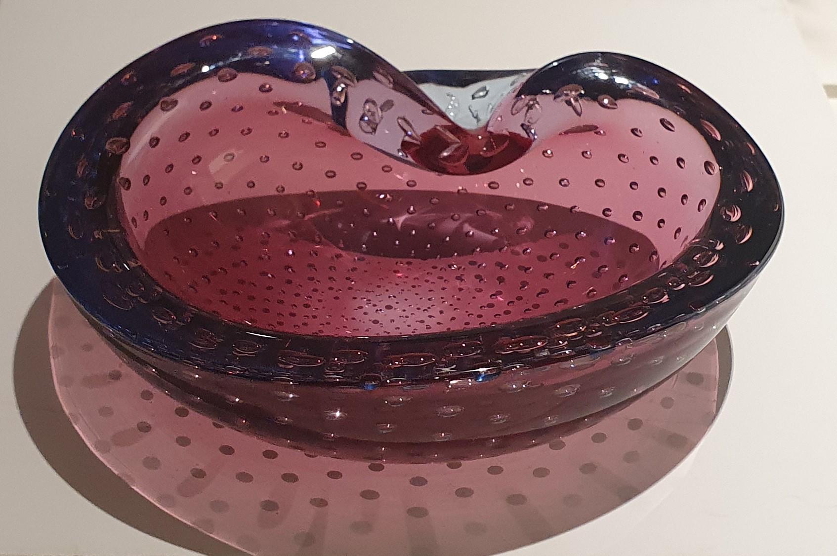 Asymmetrische Schale aus venezianischem Murano Glas in Flieder mit kontrollierten Blasen im Angebot 2