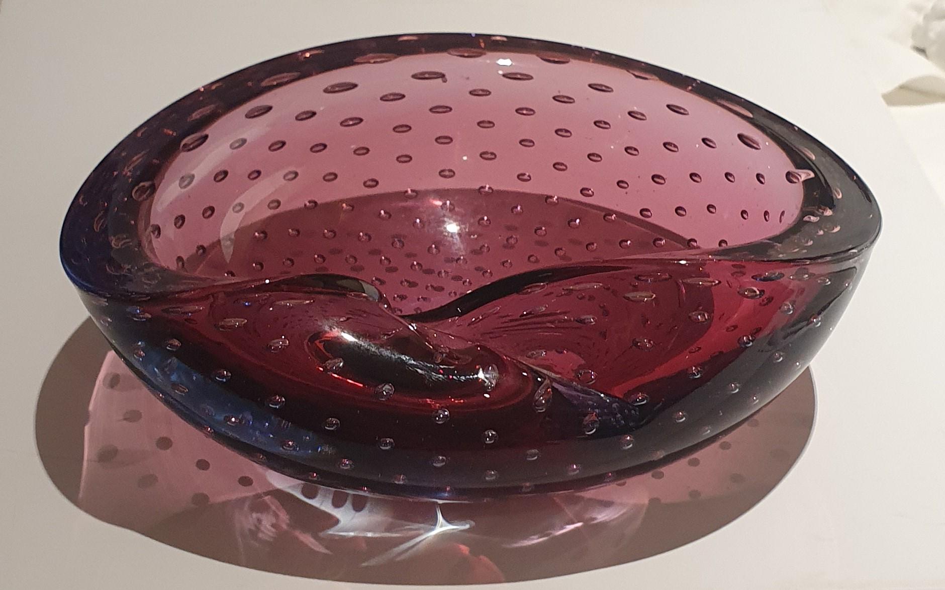 Asymmetrische Schale aus venezianischem Murano Glas in Flieder mit kontrollierten Blasen im Angebot 3