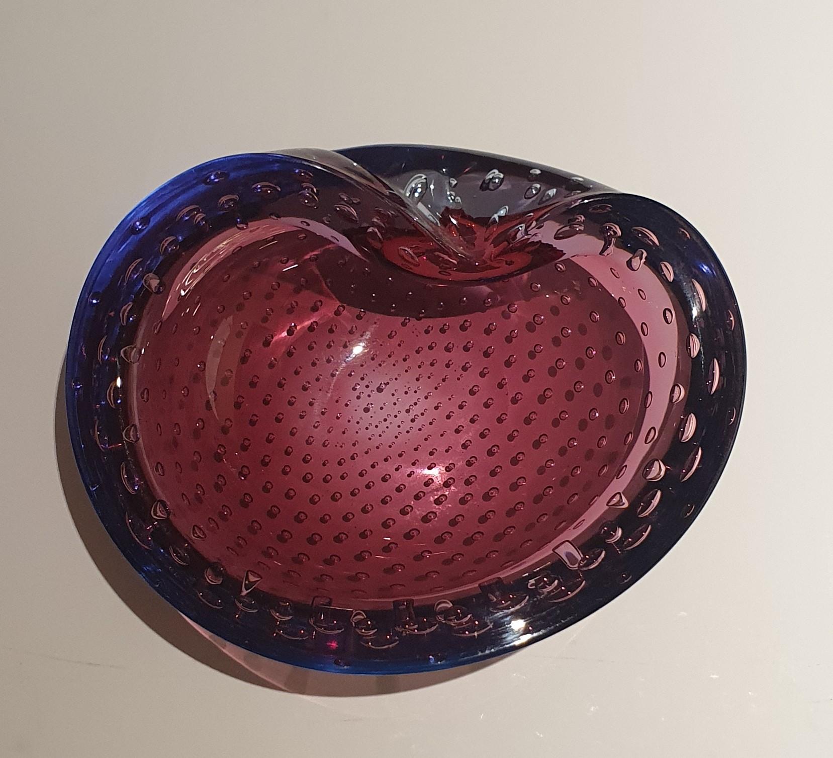 Asymmetrische Schale aus venezianischem Murano Glas in Flieder mit kontrollierten Blasen im Angebot 4