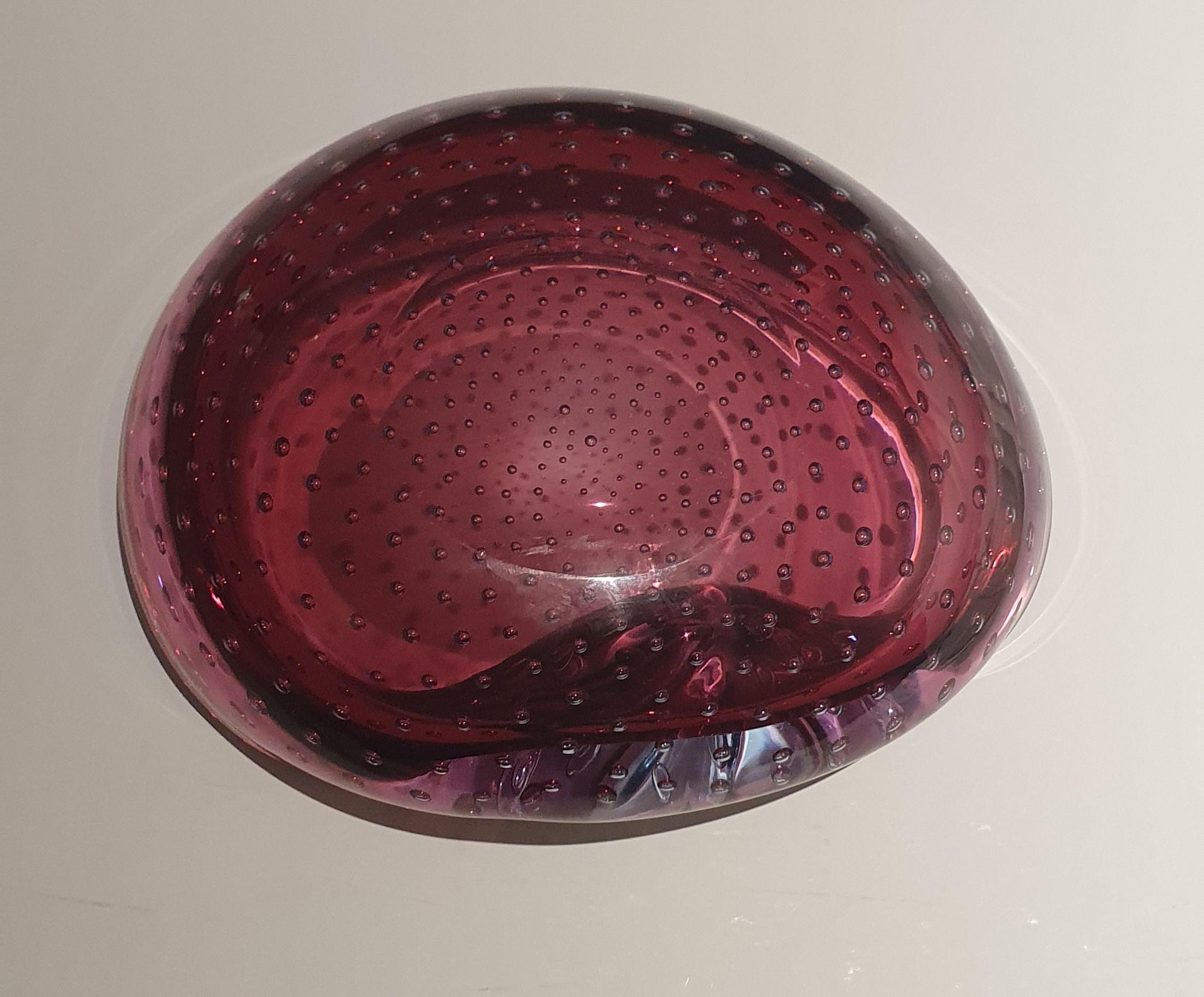 Asymmetrische Schale aus venezianischem Murano Glas in Flieder mit kontrollierten Blasen im Angebot 5
