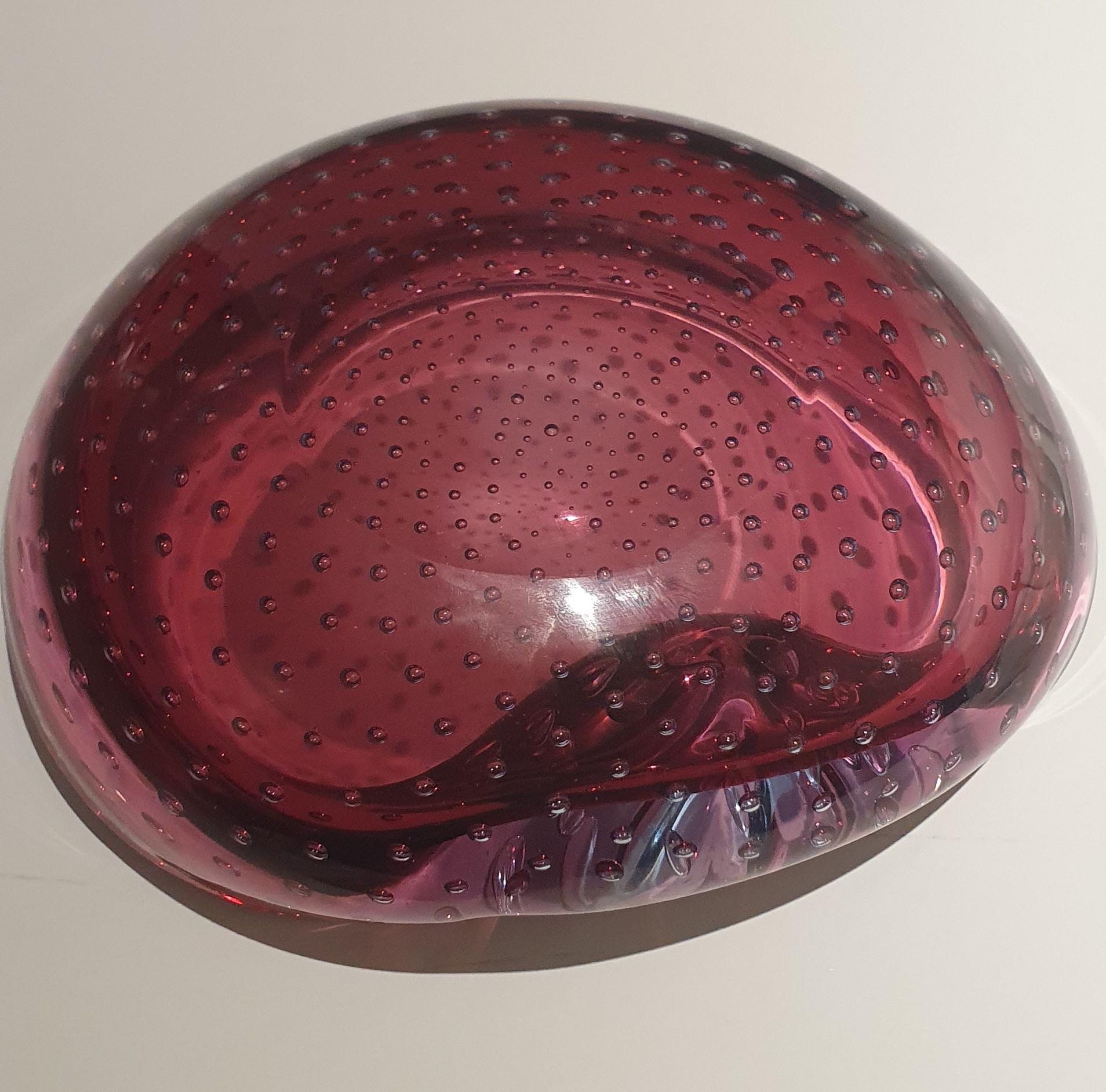 Asymmetrische Schale aus venezianischem Murano Glas in Flieder mit kontrollierten Blasen im Angebot 7