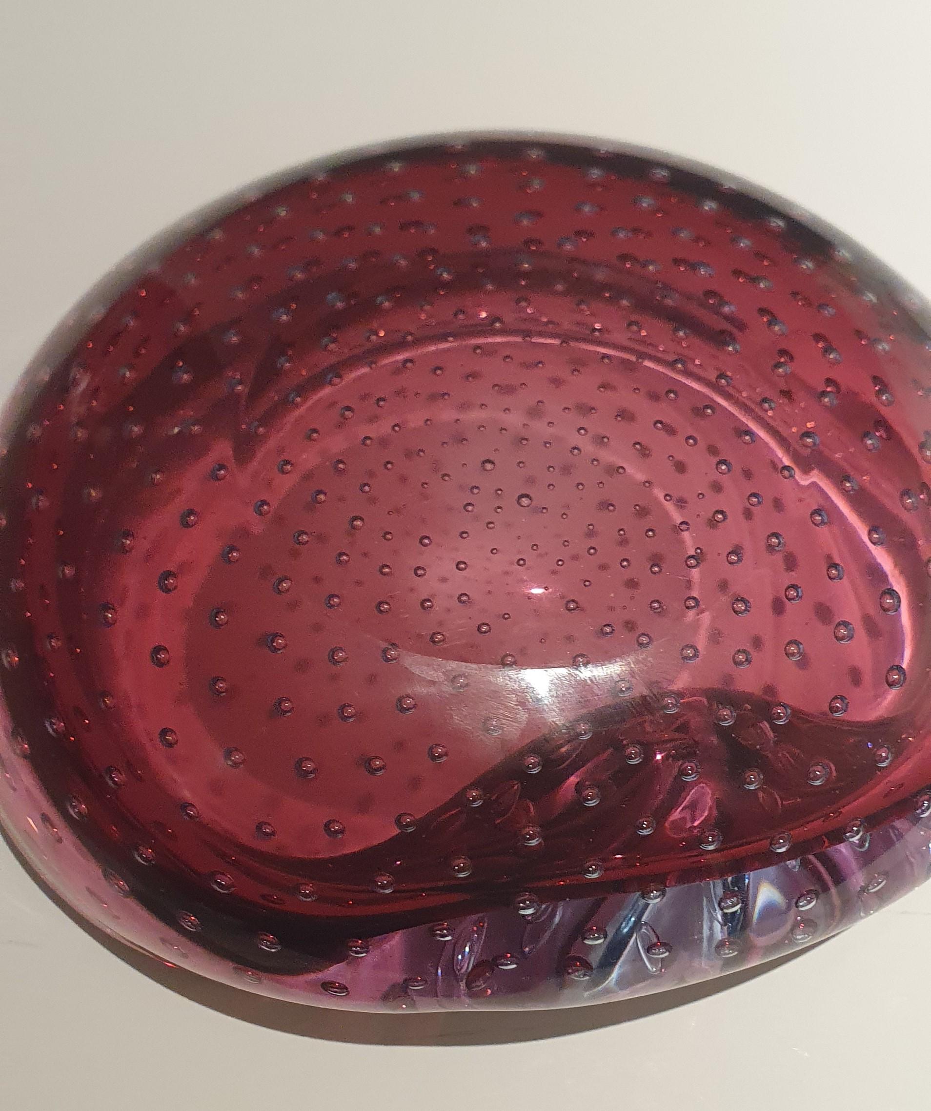 Asymmetrische Schale aus venezianischem Murano Glas in Flieder mit kontrollierten Blasen im Angebot 8