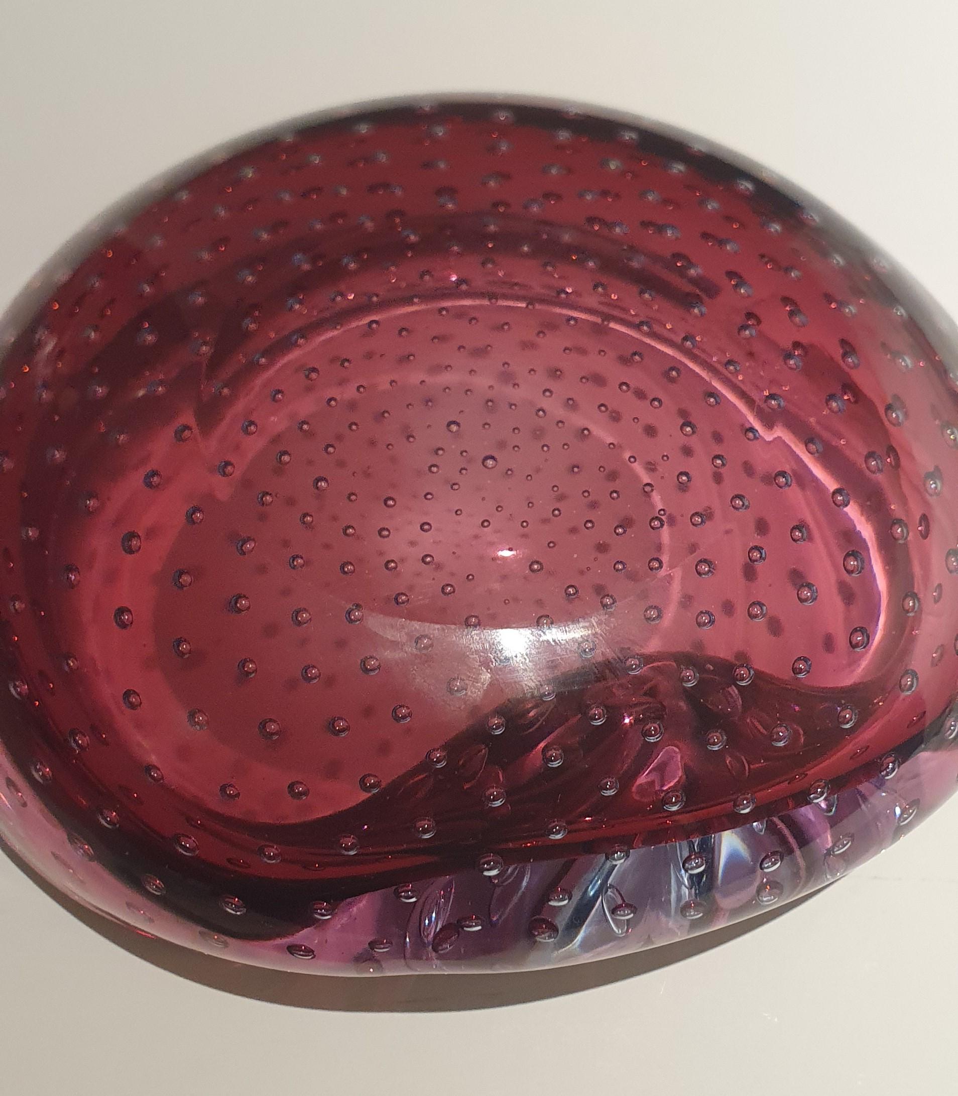 Asymmetrische Schale aus venezianischem Murano Glas in Flieder mit kontrollierten Blasen im Angebot 9