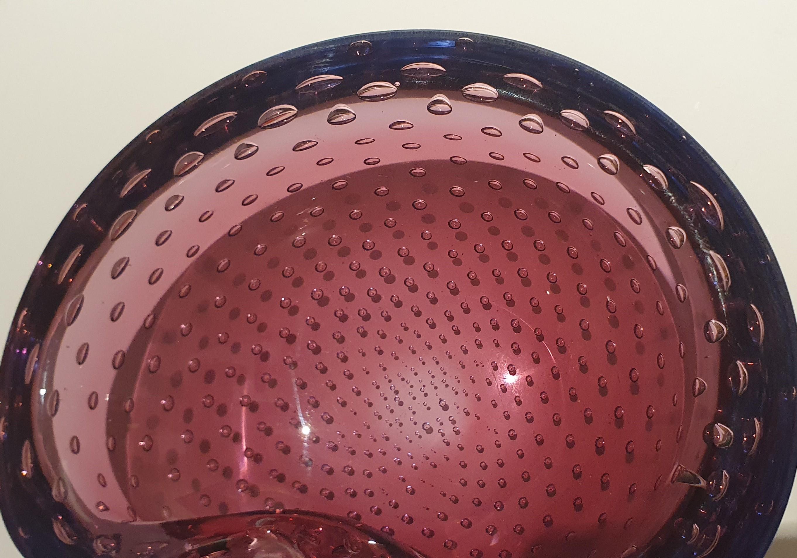 Asymmetrische Schale aus venezianischem Murano Glas in Flieder mit kontrollierten Blasen im Angebot 10