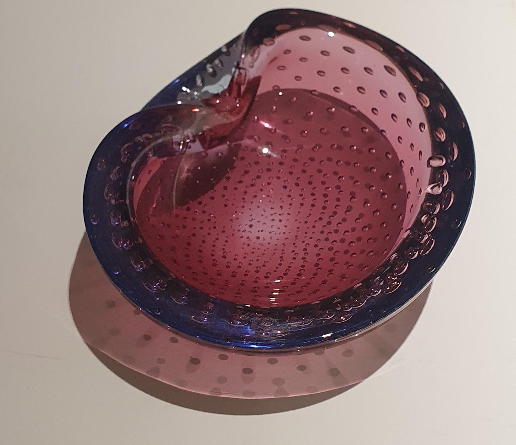 Eine schöne Vintage Purple Lilac (manchmal blau um die Ränder) venezianischen Murano Glas Schale mit hervorragend kontrollierten Blasen in der Größe von winzigen runden in der Mitte zu größeren elliptischen um die Ränder abgestuft

Diese
