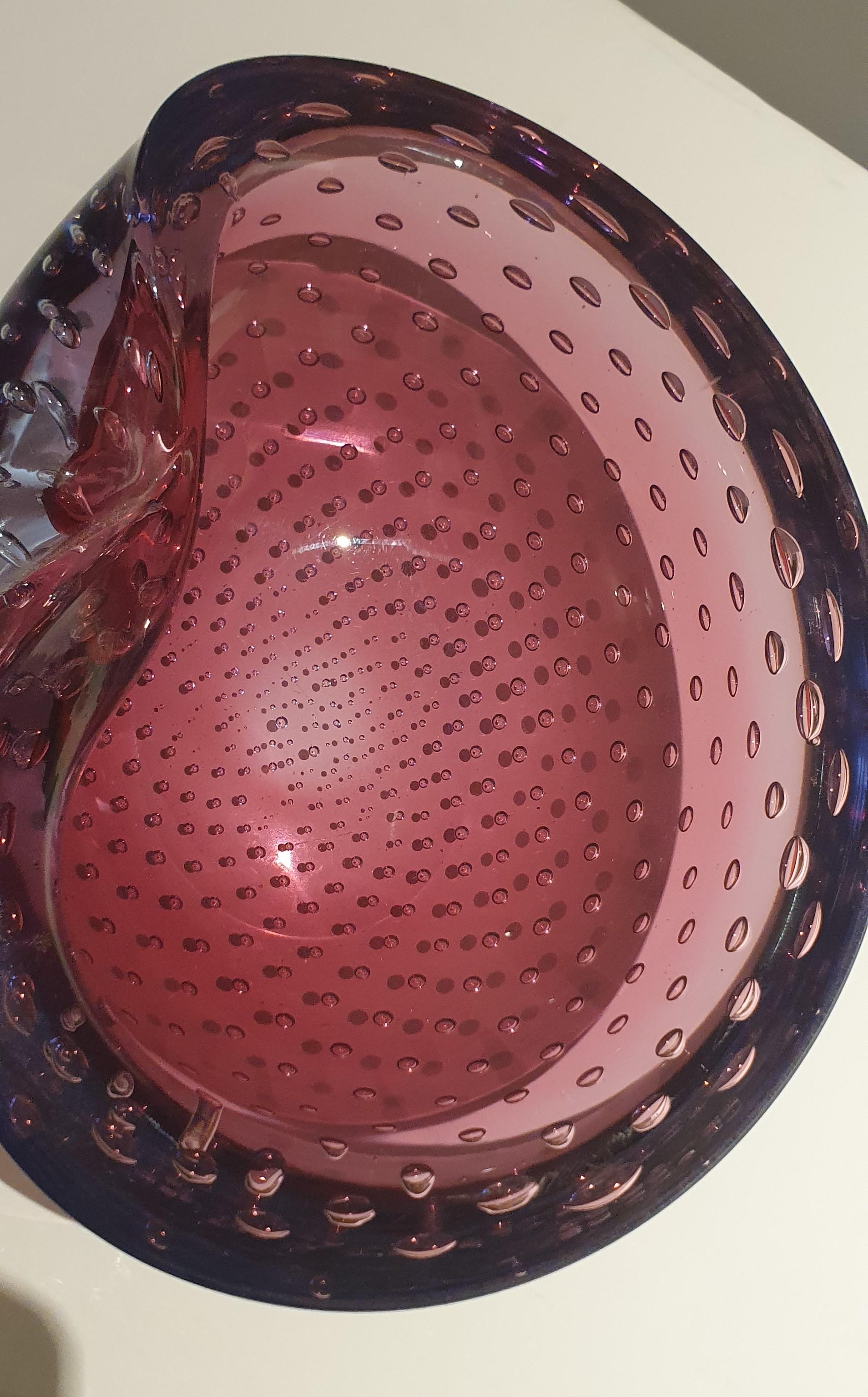 Asymmetrische Schale aus venezianischem Murano Glas in Flieder mit kontrollierten Blasen im Angebot 12