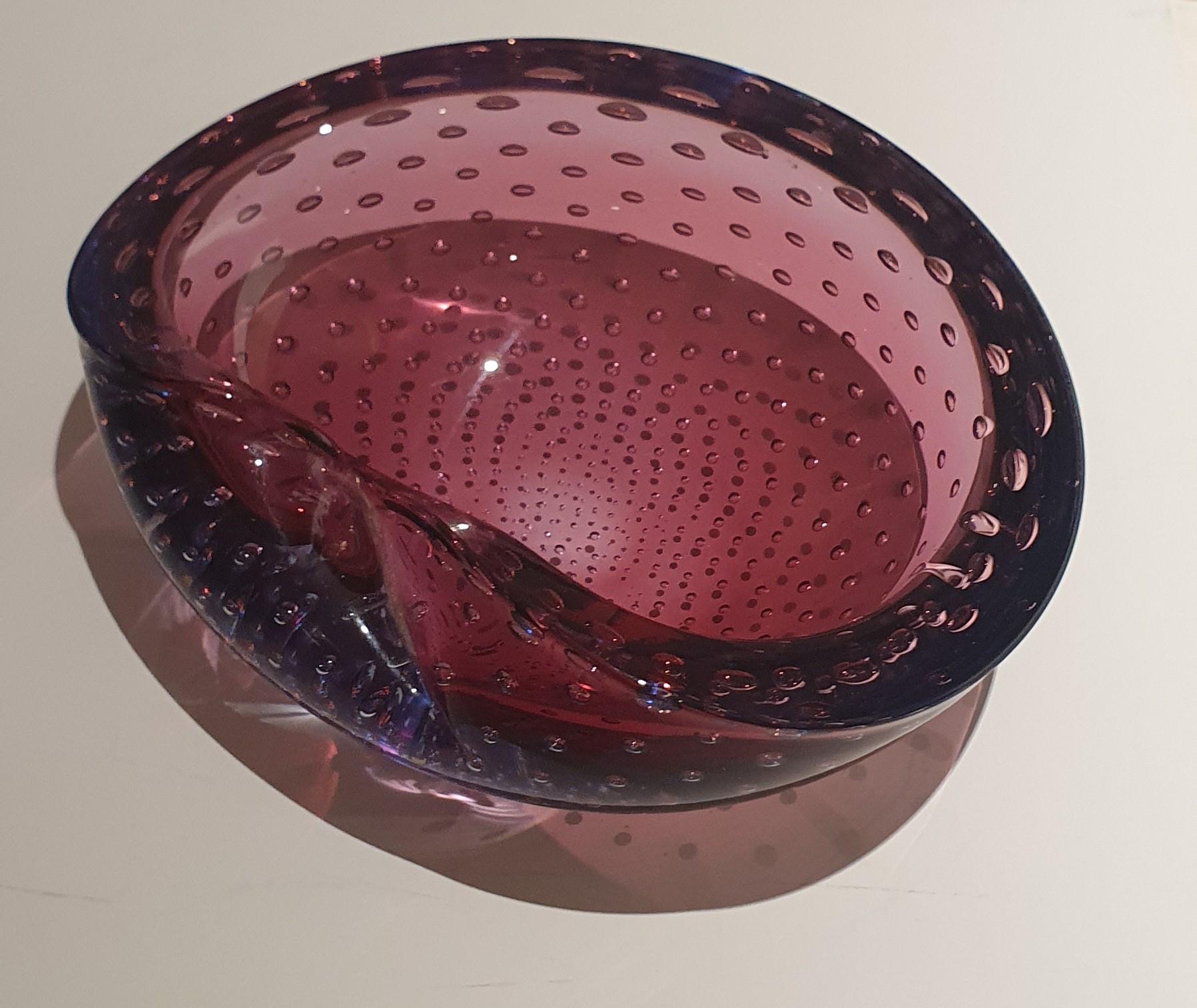 Asymmetrische Schale aus venezianischem Murano Glas in Flieder mit kontrollierten Blasen (Moderne der Mitte des Jahrhunderts) im Angebot