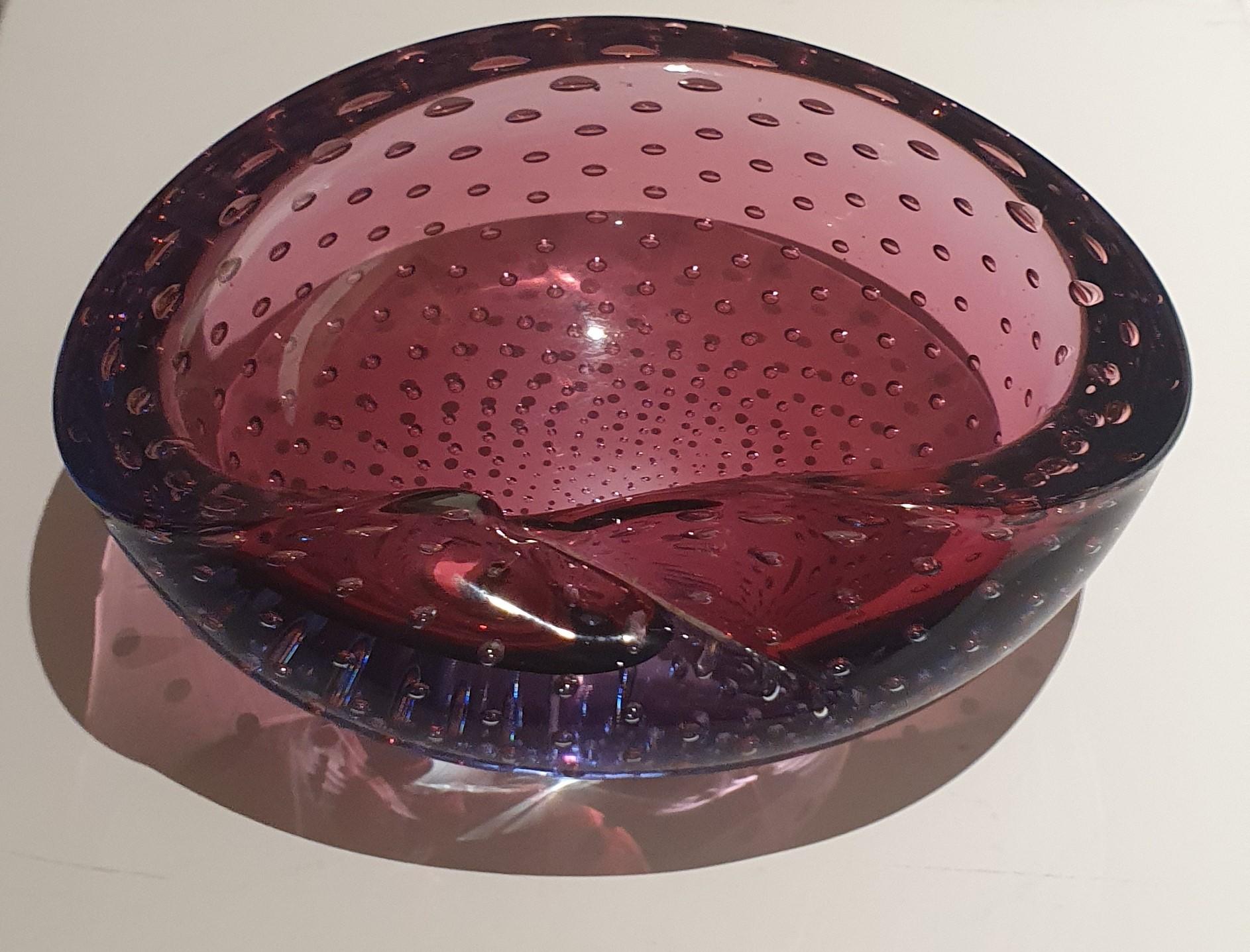 Asymmetrische Schale aus venezianischem Murano Glas in Flieder mit kontrollierten Blasen (Italienisch) im Angebot