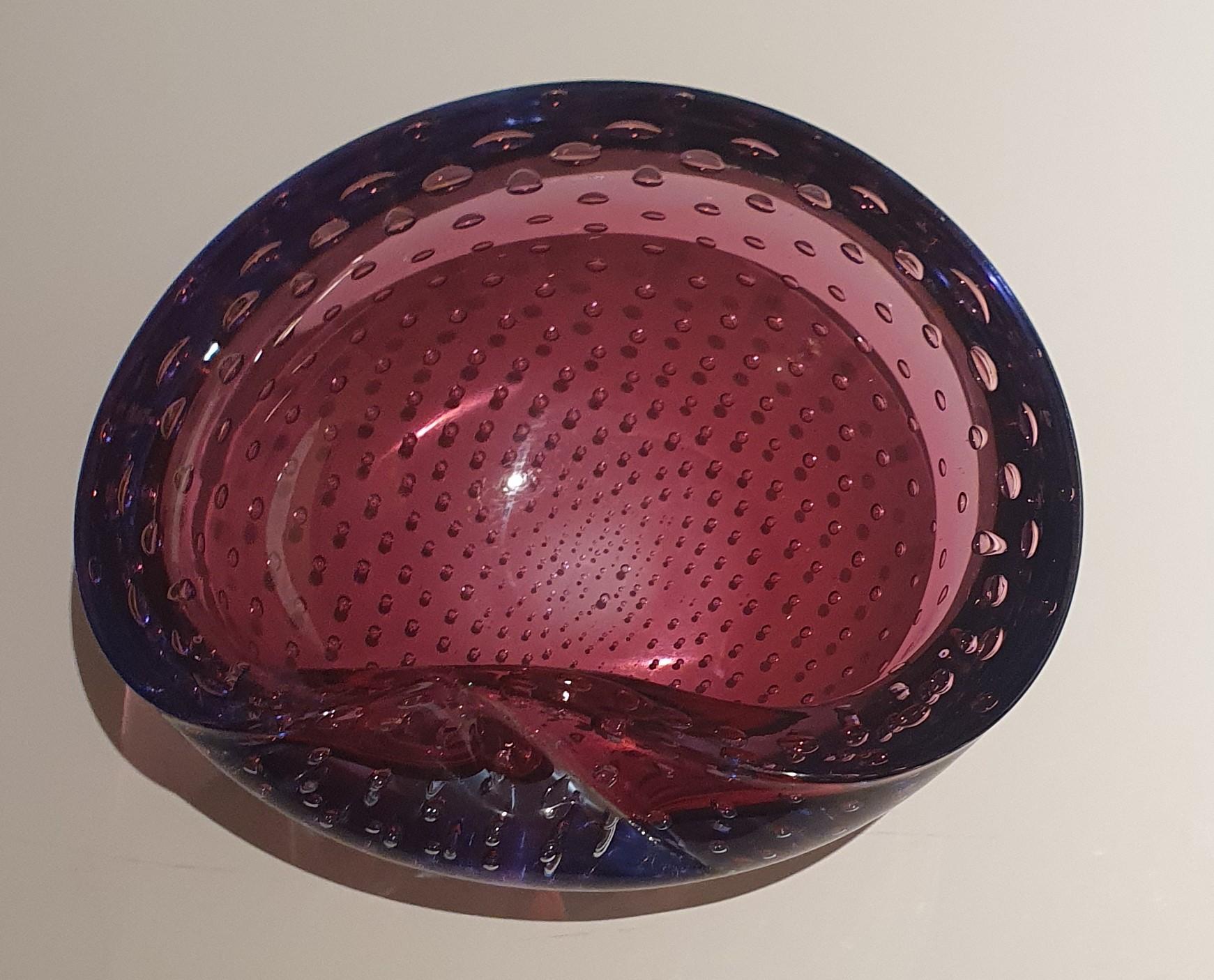 Asymmetrische Schale aus venezianischem Murano Glas in Flieder mit kontrollierten Blasen (Handgeschnitzt) im Angebot