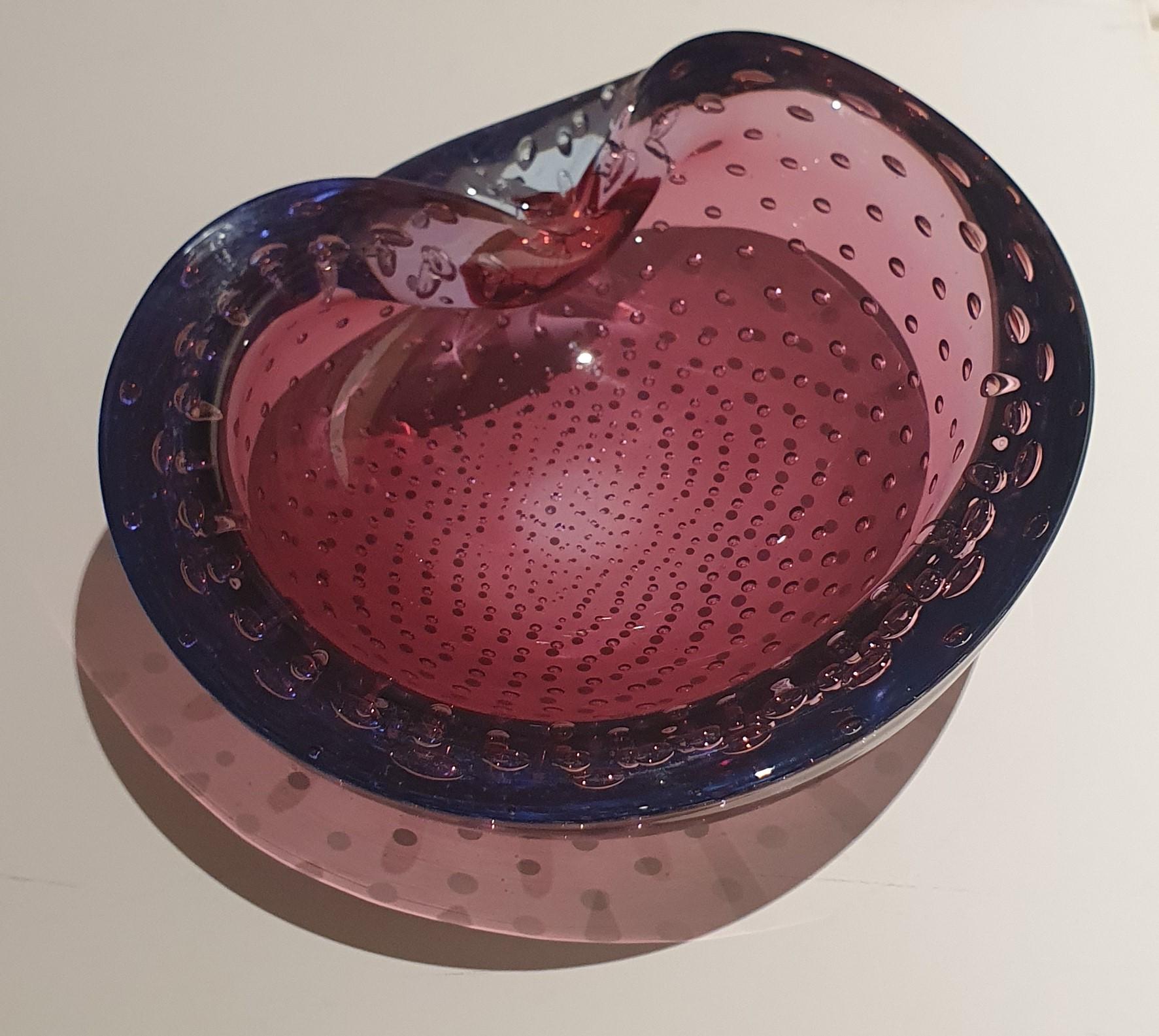 Asymmetrische Schale aus venezianischem Murano Glas in Flieder mit kontrollierten Blasen (Ende des 20. Jahrhunderts) im Angebot