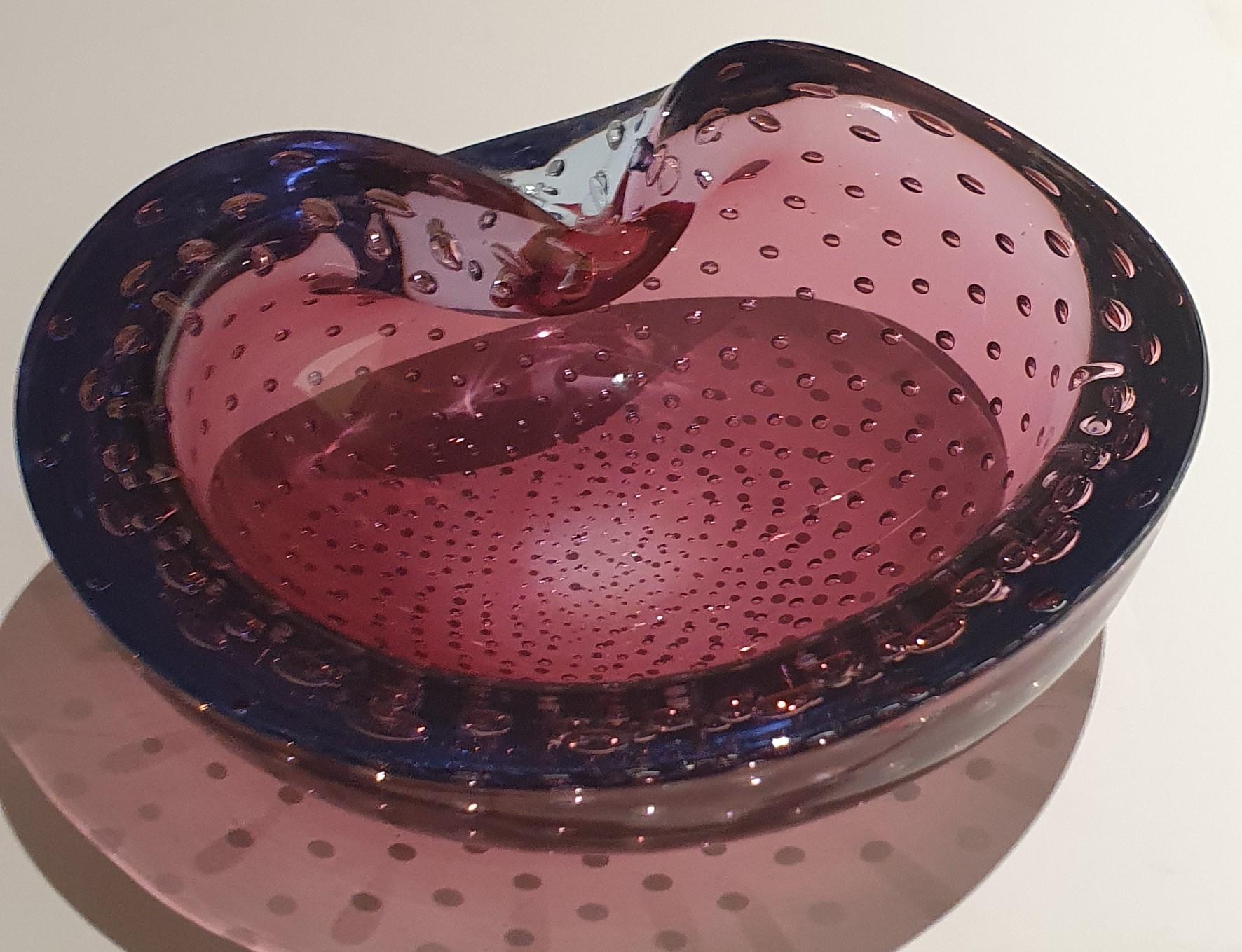Asymmetrische Schale aus venezianischem Murano Glas in Flieder mit kontrollierten Blasen (Muranoglas) im Angebot