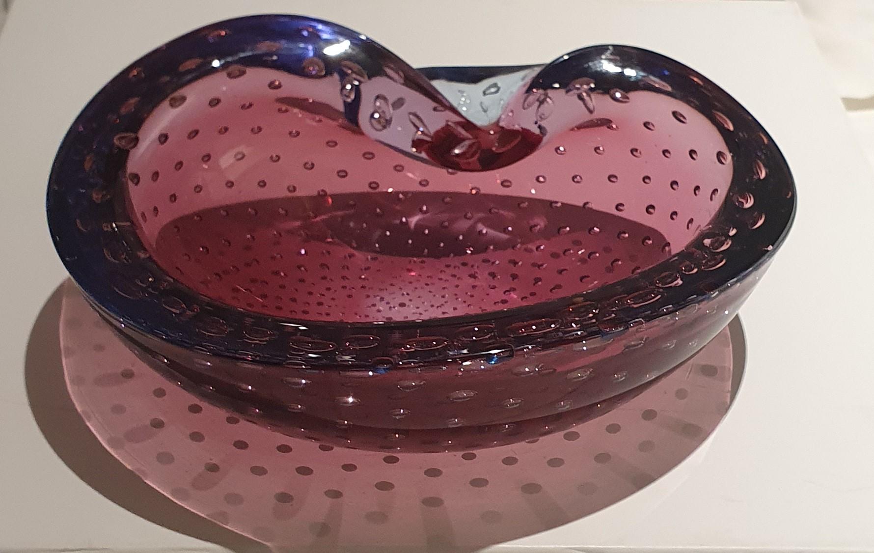 Asymmetrische Schale aus venezianischem Murano Glas in Flieder mit kontrollierten Blasen im Angebot 1