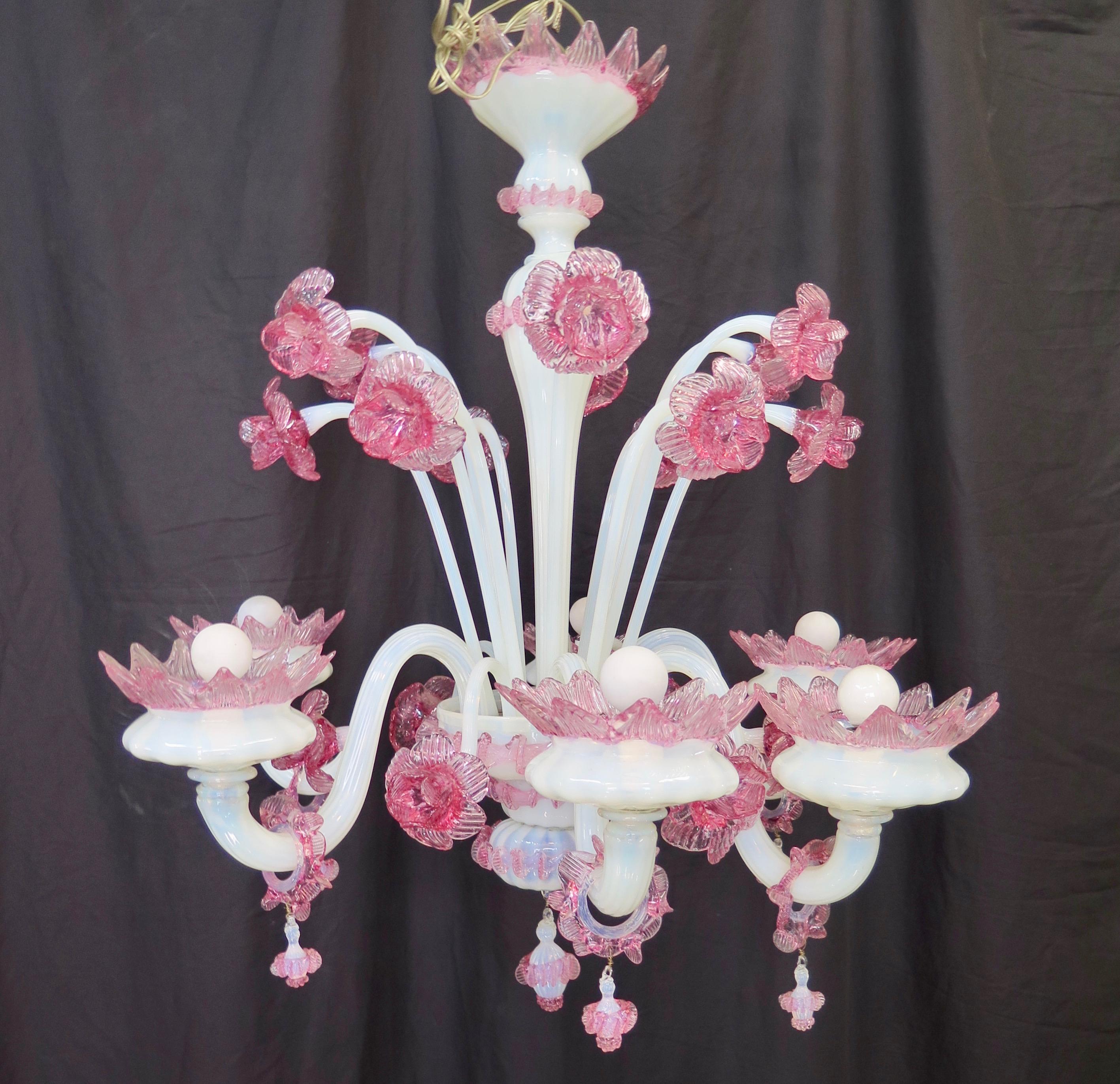 This stylish vintage Venetian glass chandelier is beautifully designed with hand blown 