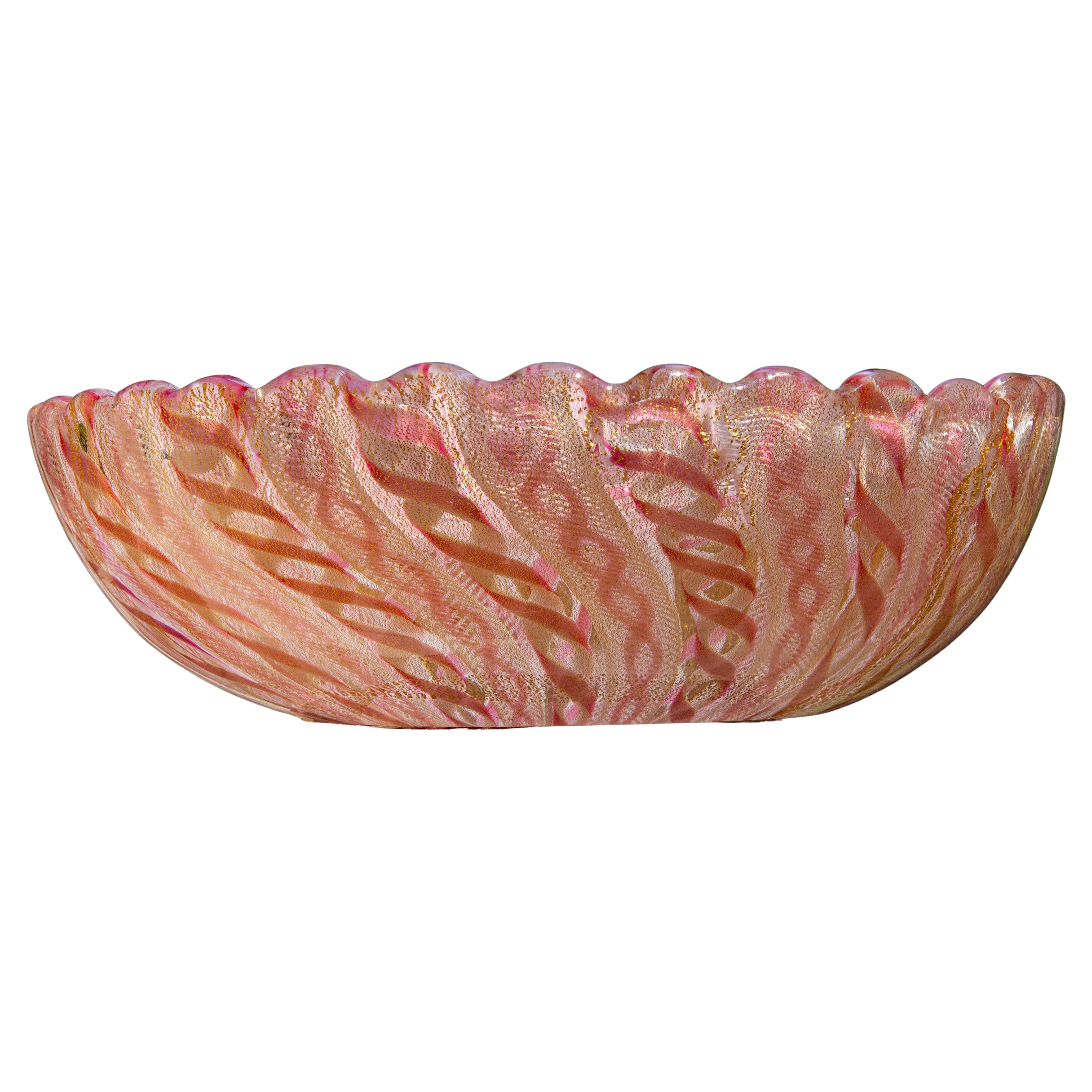 Bol latticino vintage en verre de Murano. Paillettes roses, blanches et dorées. Fabriqué à la main. Vers les années 1960.

















grand rare
