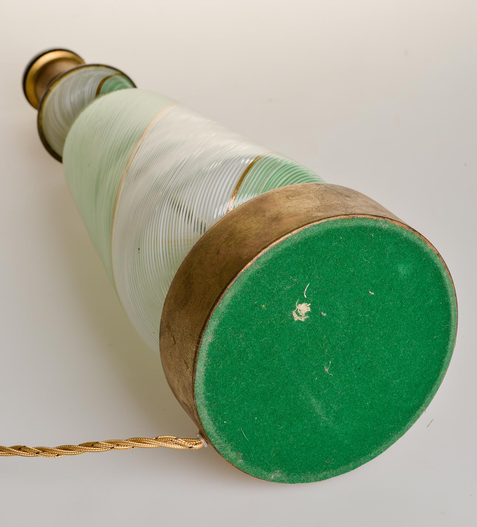 Elegant Venetian Murano table lamp from 1950s: now rare !
White and delicate green color with gold. Suitable everywhere with a simple hat (I can do, but shipping is not cheap) -
It is not necessary to change the power supply, but also use Your lamps