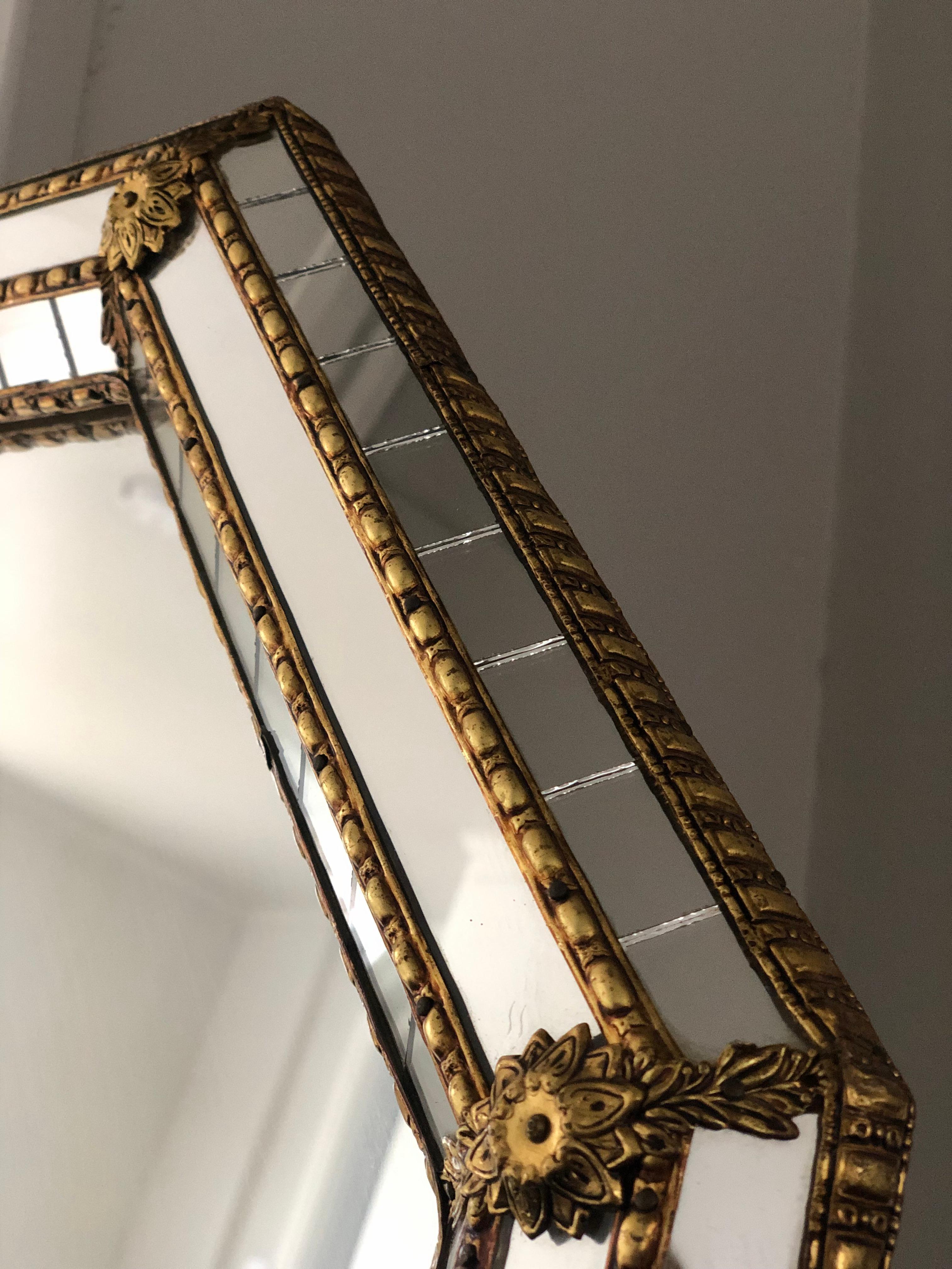 Schöner spanischer achteckiger Spiegel mit einem Rahmen aus venezianischem Glas mit einem goldenen Messingstreifen. Der Rahmen ist mit kleinen Kristallen außen und innen und größeren Kristallen in der Mittellinie versehen. Der Messingstreifen hält