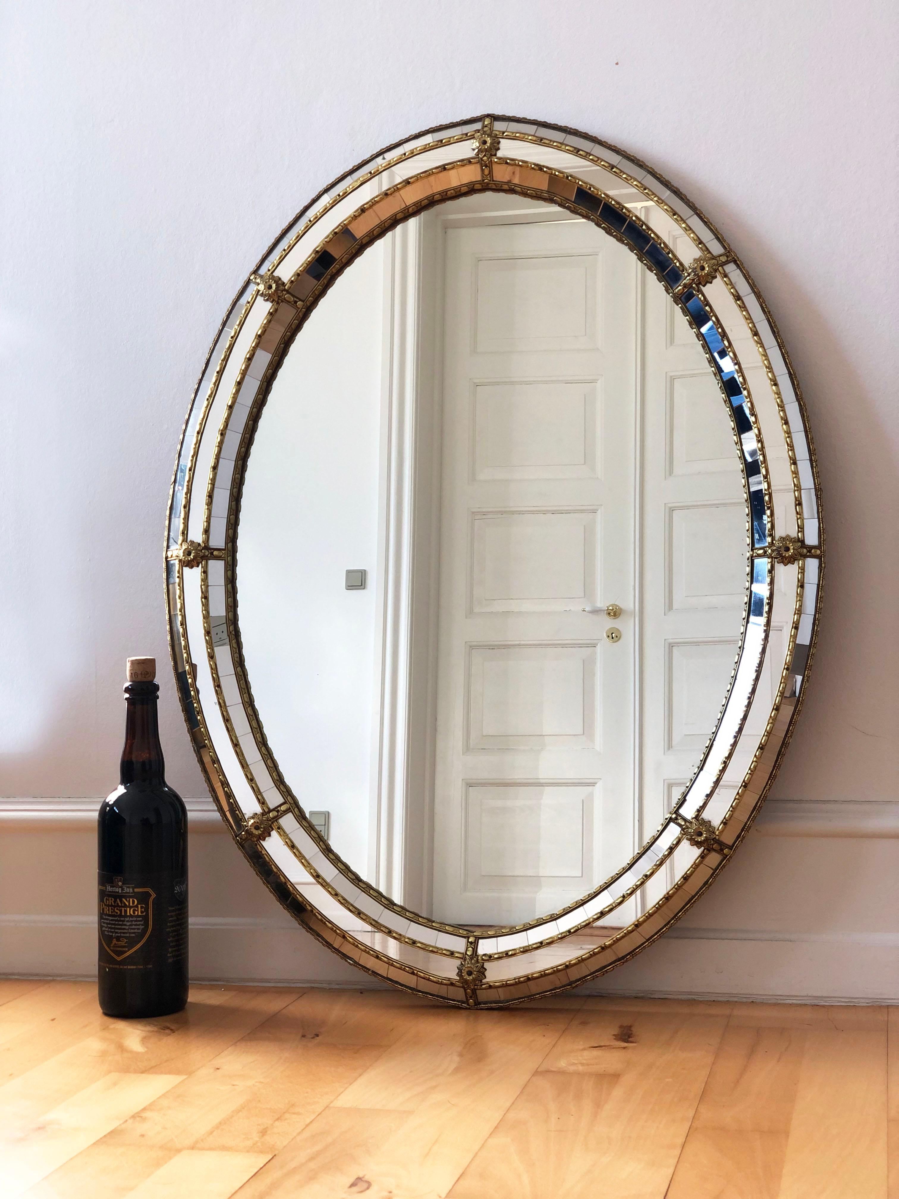 Fatto a mano Specchio ovale veneziano d'epoca Hollywood Regency in oro Spagna anni '90 in vendita