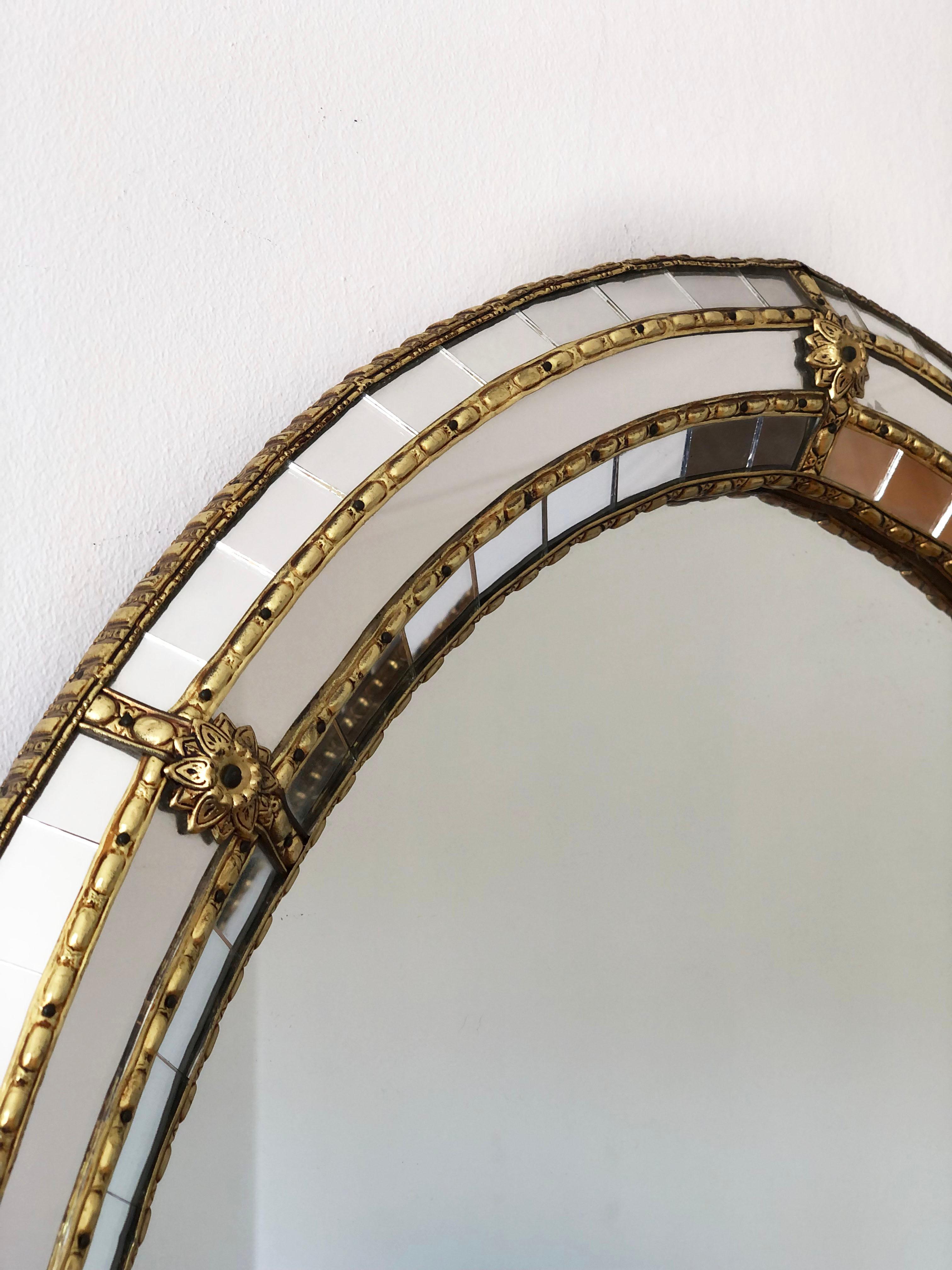 Specchio ovale veneziano d'epoca Hollywood Regency in oro Spagna anni '90 In condizioni buone in vendita a Sakskøbing, DK