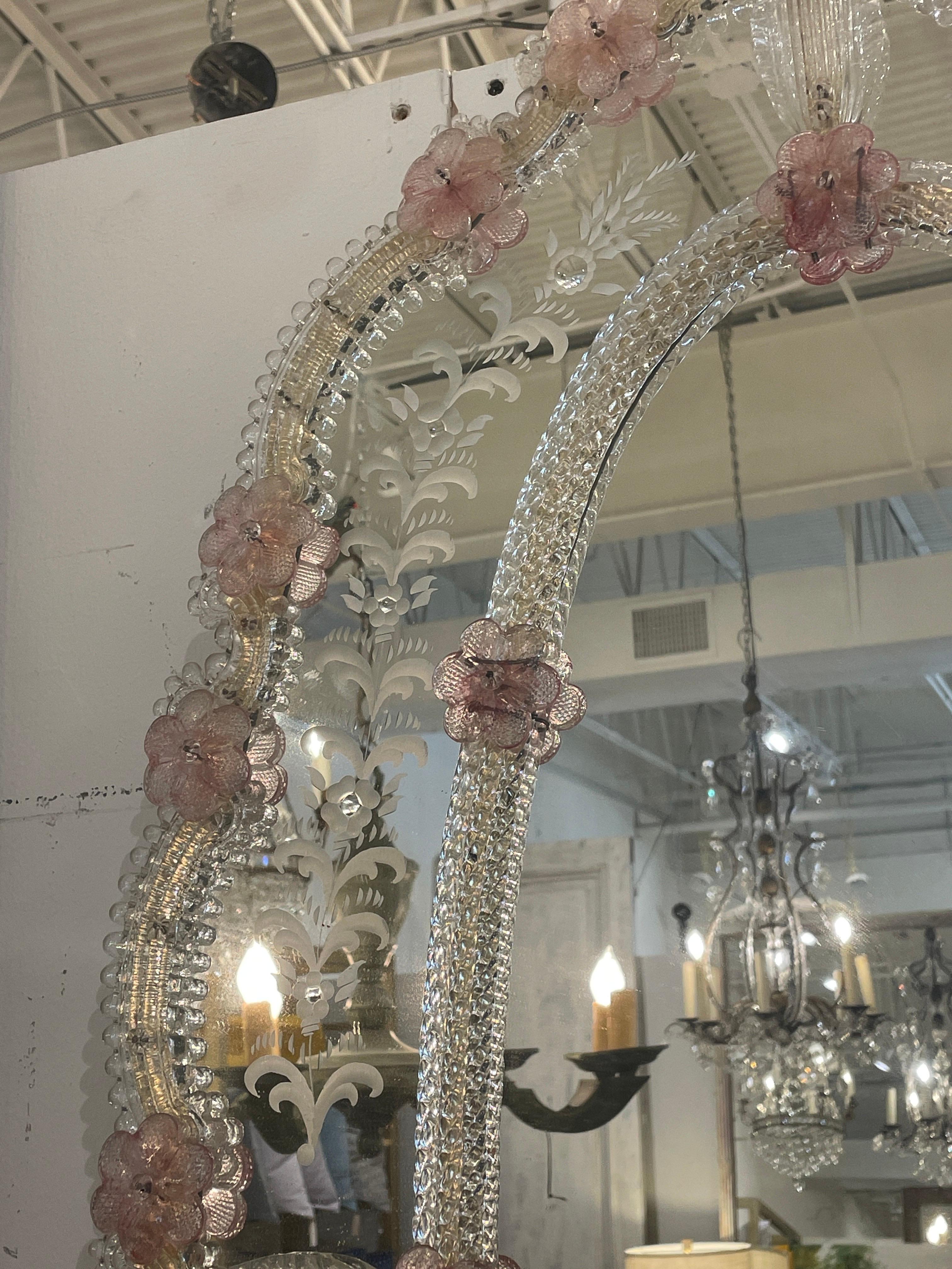 Vintage venezianischen Oval Murano rosa Spiegel mit Glasblättern und Rosetten im Angebot 1