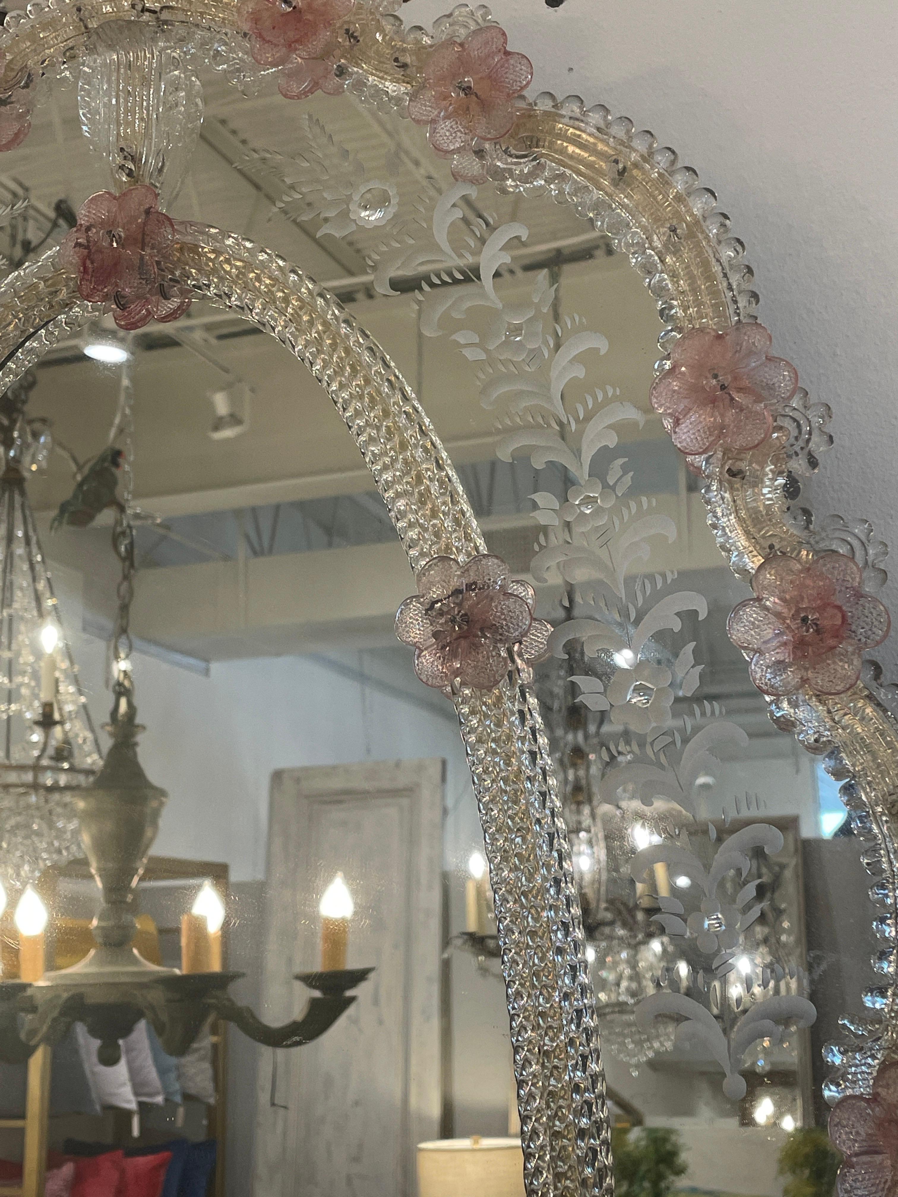 Vintage venezianischen Oval Murano rosa Spiegel mit Glasblättern und Rosetten im Angebot 2