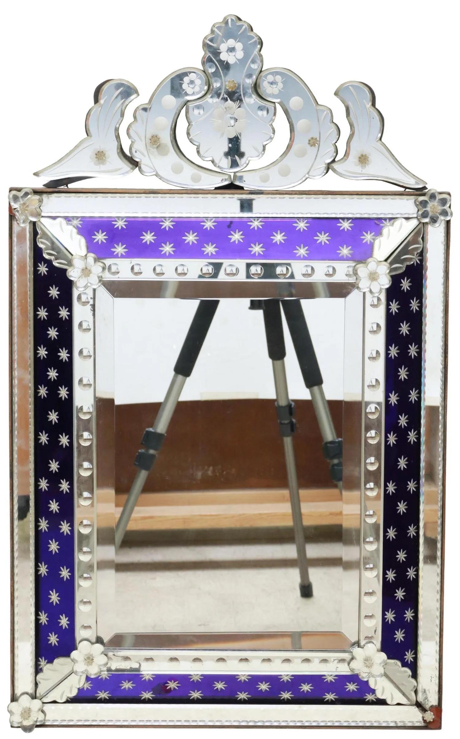 Miroir de style vénitien, fin C.C., crête gravée, bordure en verre bleu cobalt, plaque de miroir biseautée, pertes aux rosettes d'angle. 

Dimensions : environ 31 