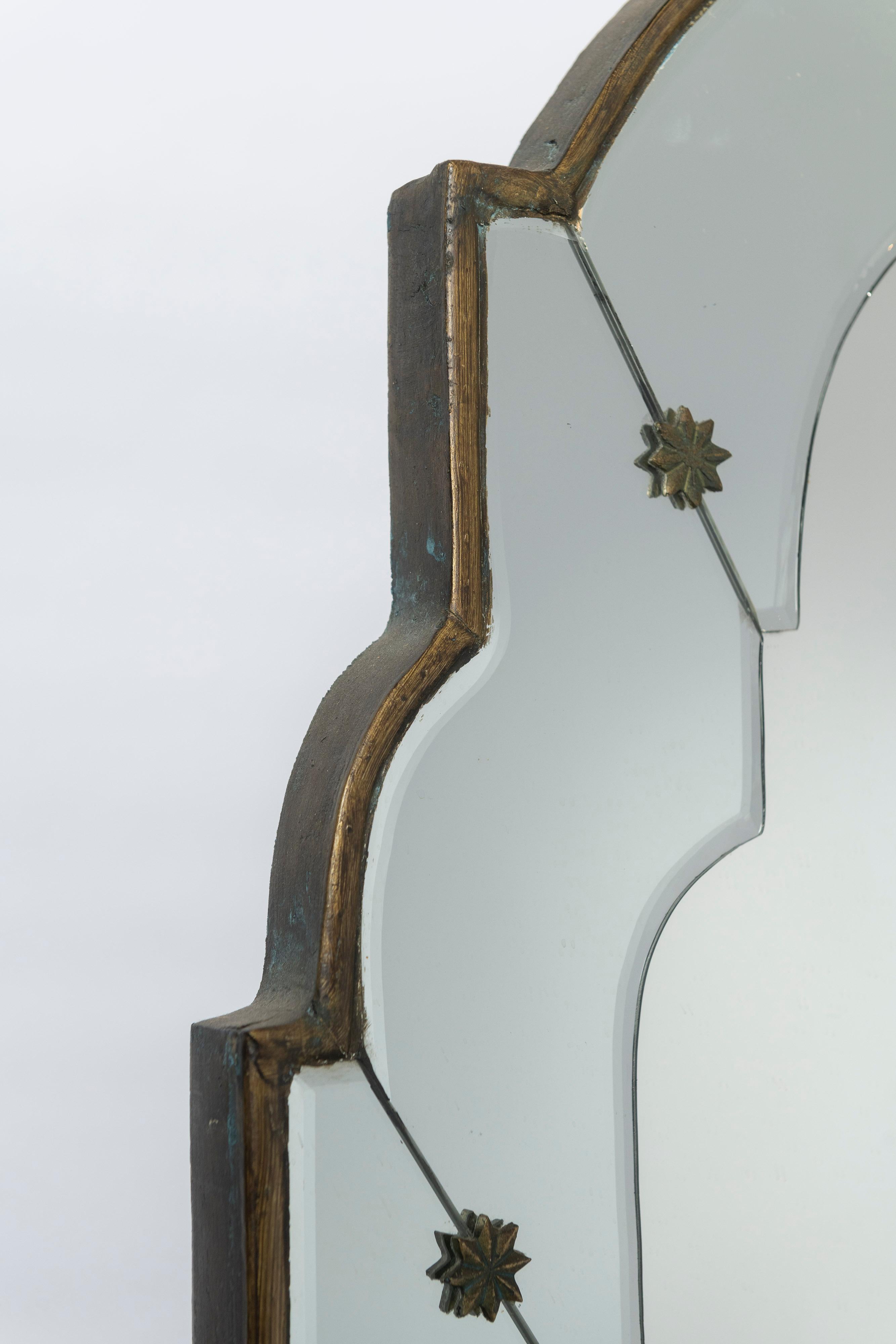 20ième siècle Miroir vintage de style vénitien avec cadre biseauté, fleurs et bordures dorées en vente