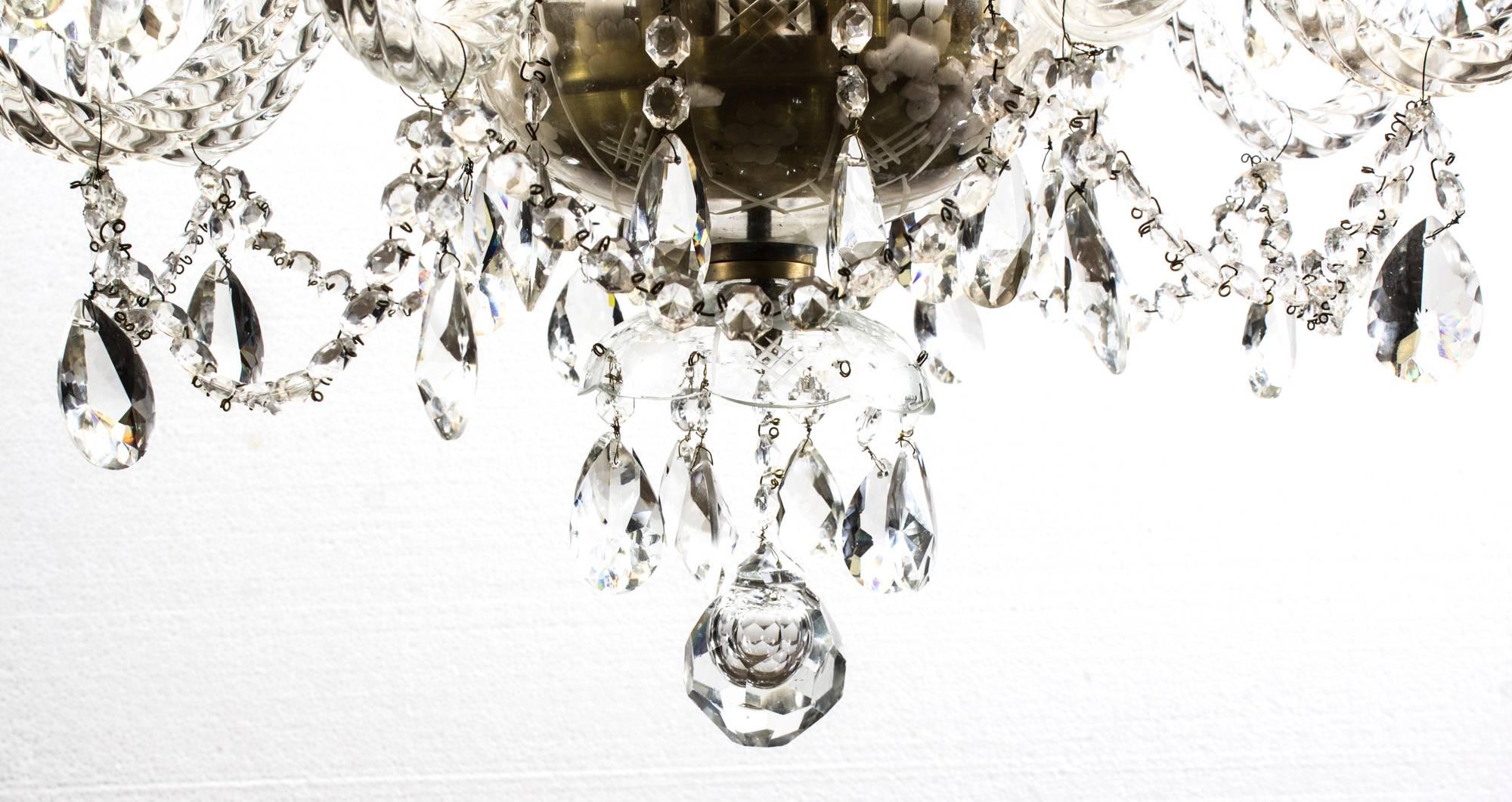 Dies ist ein wunderschöner zweistöckiger Kristallkronleuchter im venezianischen Stil mit 12 Lichtern und schönen klaren Kristalltropfen, der aus der zweiten Hälfte des 20. Jahrhunderts stammt.

Auf der oberen Ebene befinden sich vier Lichter, auf
