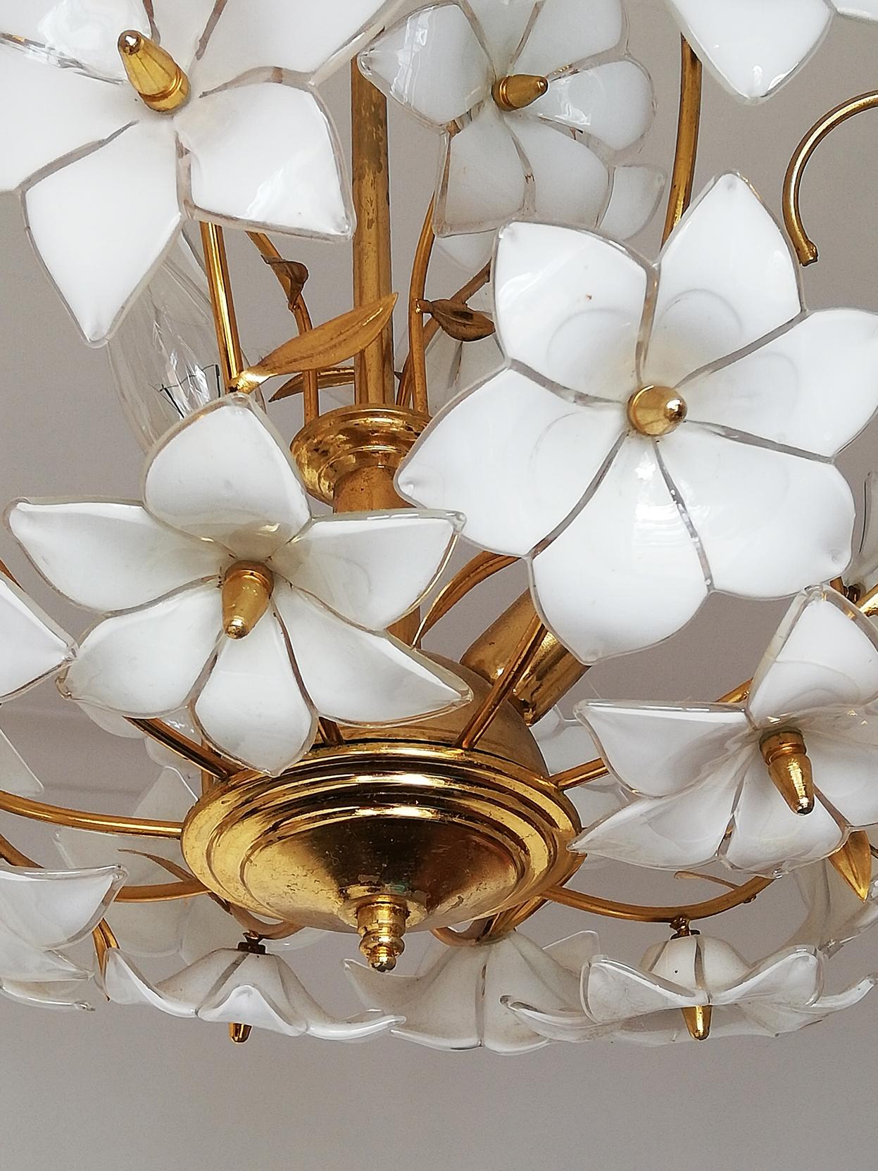 Italian Modernist Murano Art Glass Flower & Gilt Brass Venini Style Chandelier For Sale 7