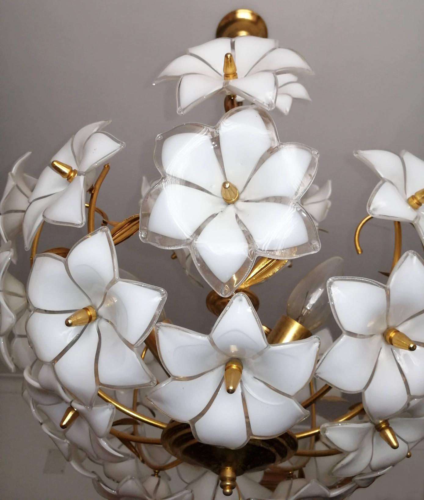 Italian Modernist Murano Art Glass Flower & Gilt Brass Venini Style Chandelier For Sale 8