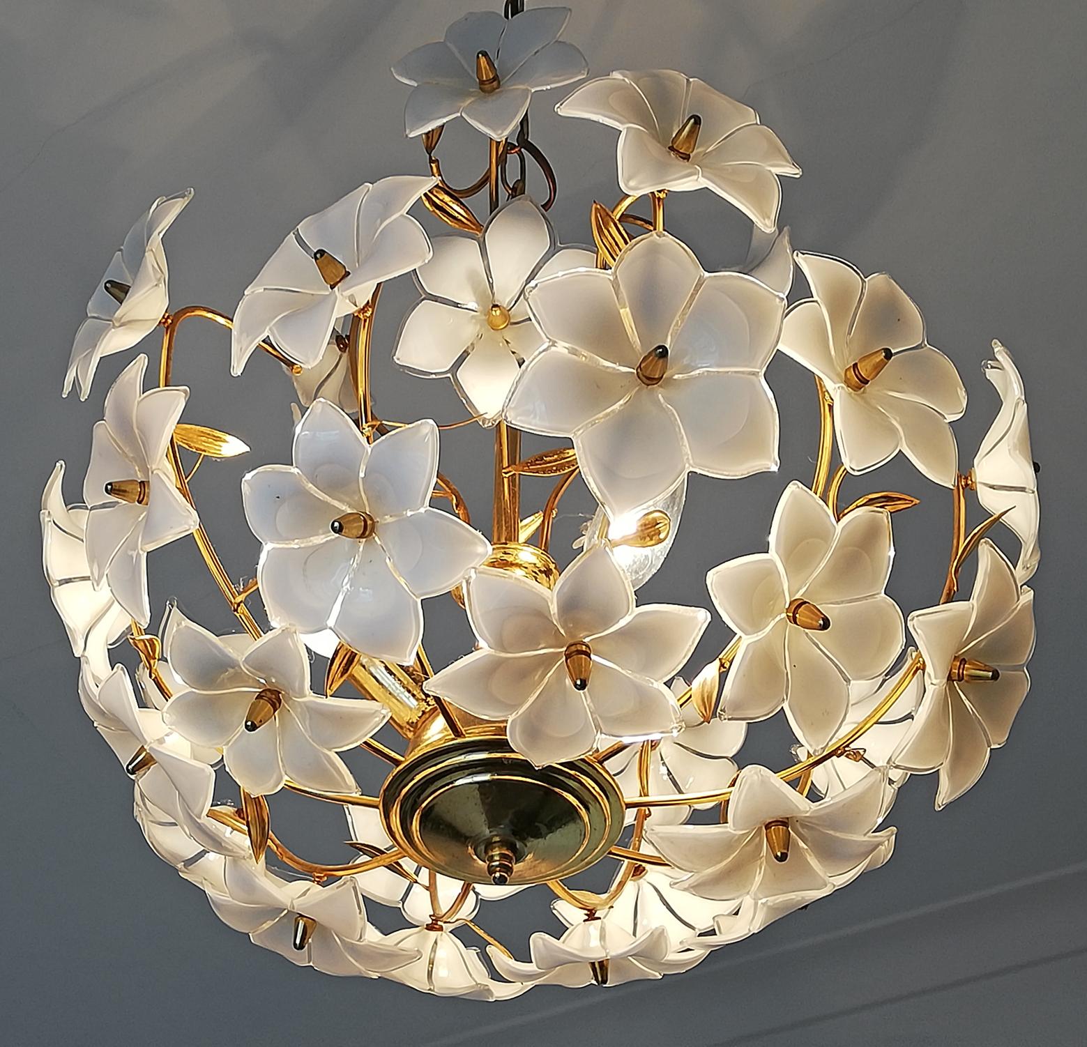 Italienisch Modernist Murano Kunstglas Blume & Vergoldetes Messing Venini Stil Kronleuchter im Angebot 1