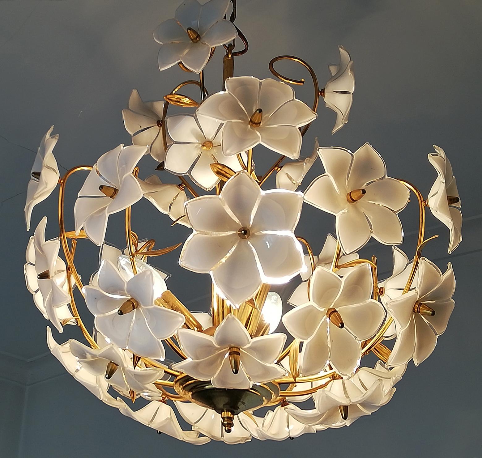 Italienisch Modernist Murano Kunstglas Blume & Vergoldetes Messing Venini Stil Kronleuchter im Angebot 2