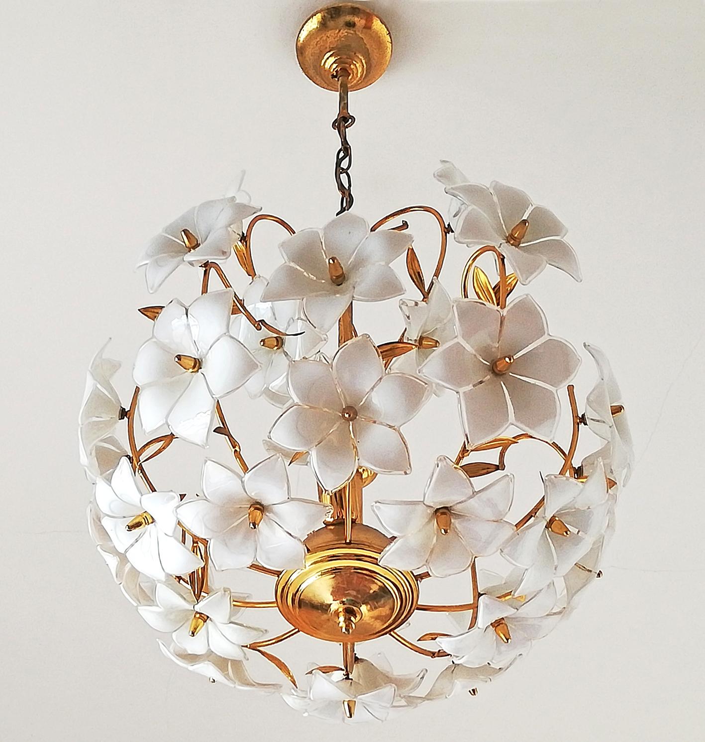 Italienisch Modernist Murano Kunstglas Blume & Vergoldetes Messing Venini Stil Kronleuchter im Angebot 3