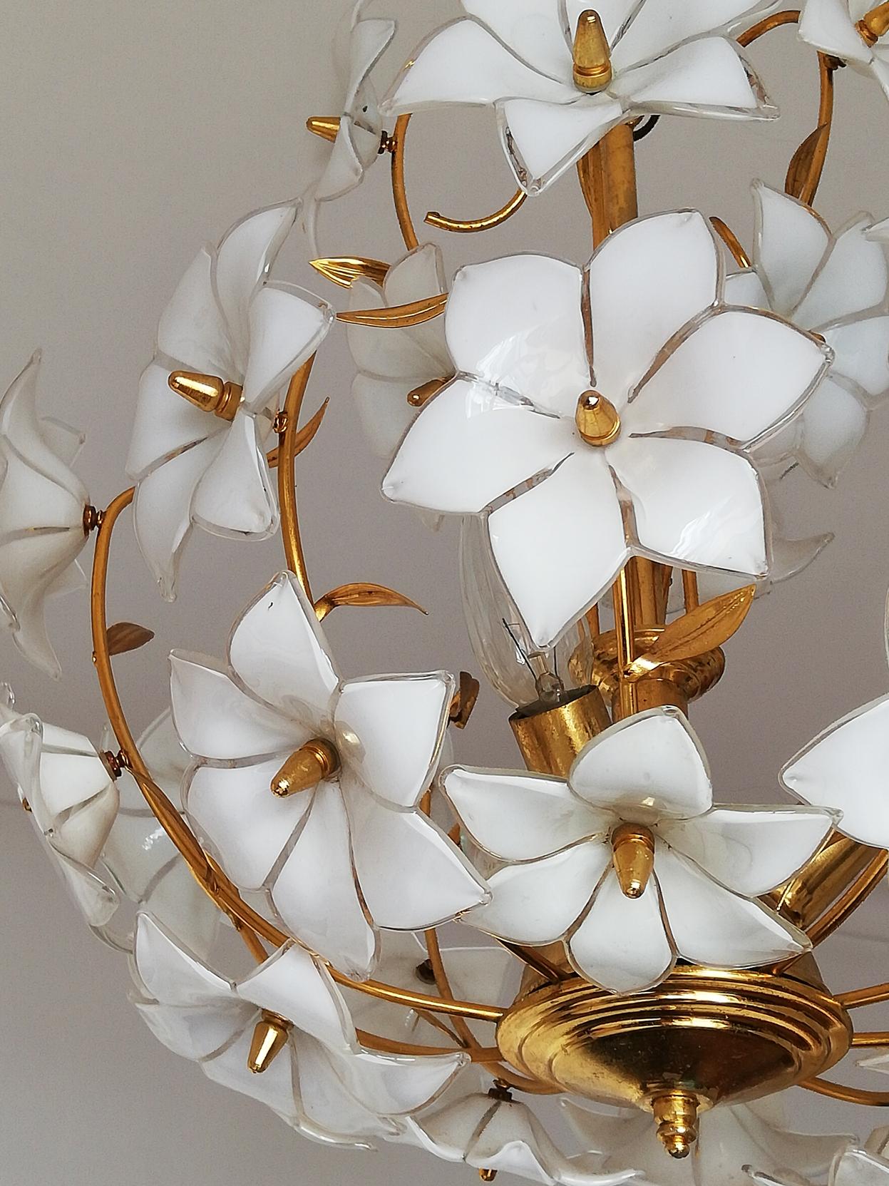 Italian Modernist Murano Art Glass Flower & Gilt Brass Venini Style Chandelier For Sale 5