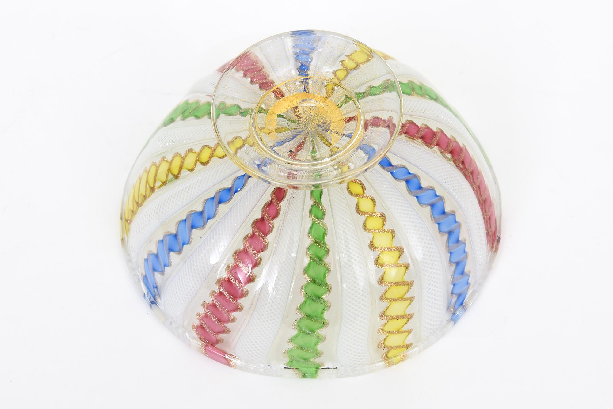 Cuenco vintage de cristal de Murano Venini con pedestal y cintas de Latticino en venta 3