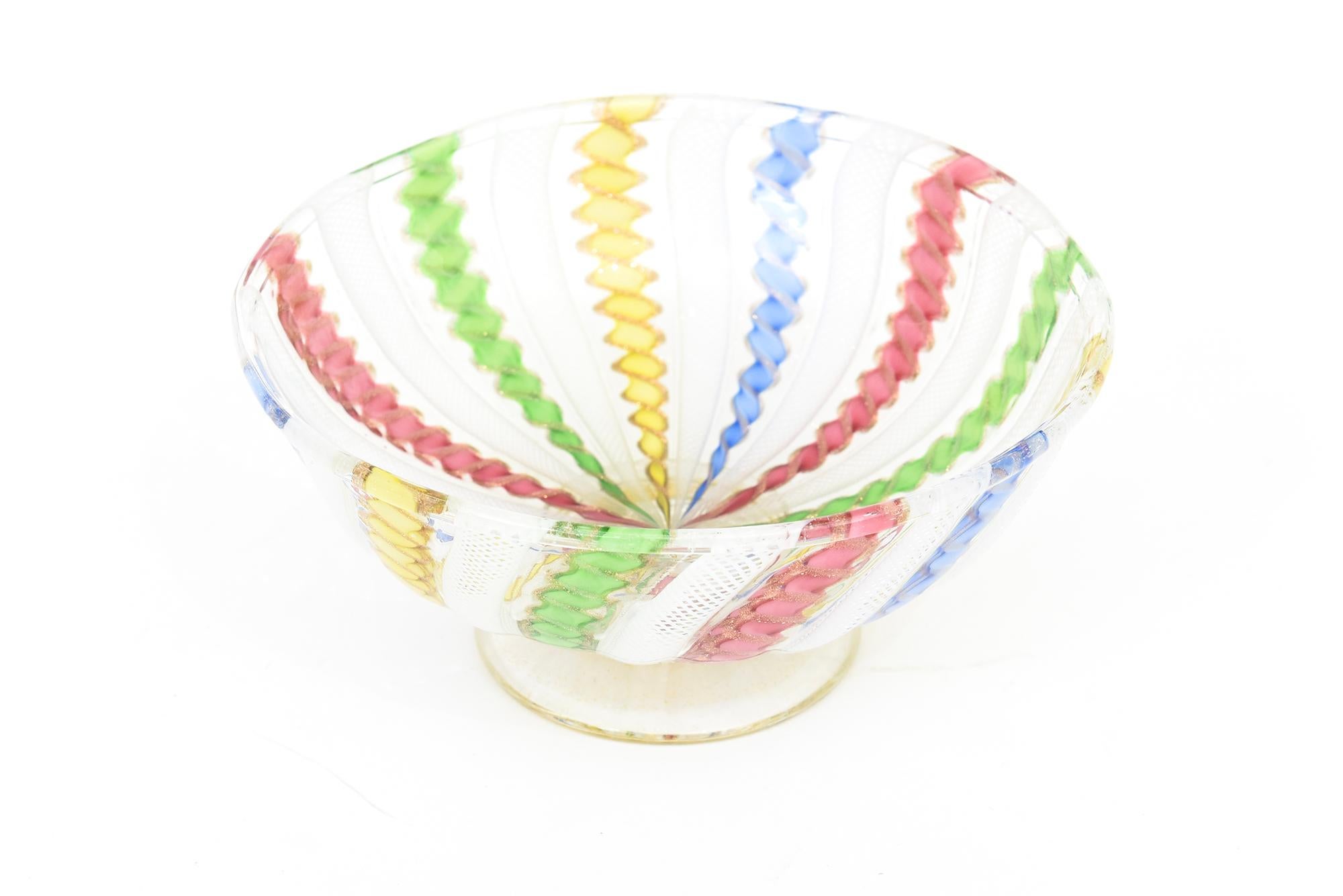 Cuenco vintage de cristal de Murano Venini con pedestal y cintas de Latticino en venta 4