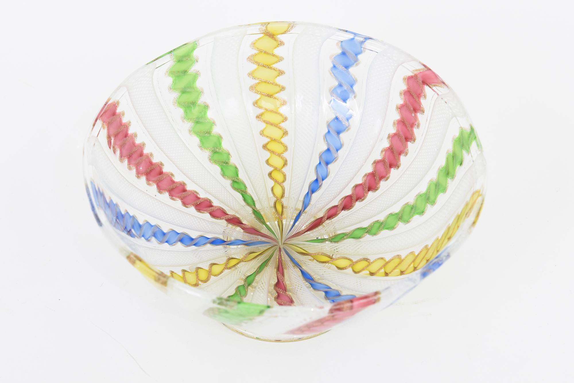Este cuenco vintage de cristal de Murano italiano de mediados del siglo XX tiene una cascada de cintas retorcidas de Zanfirico Latticino con los colores del arco iris. Los colores van del rojo rosado, amarillo claro, verde claro y azul cielo , al