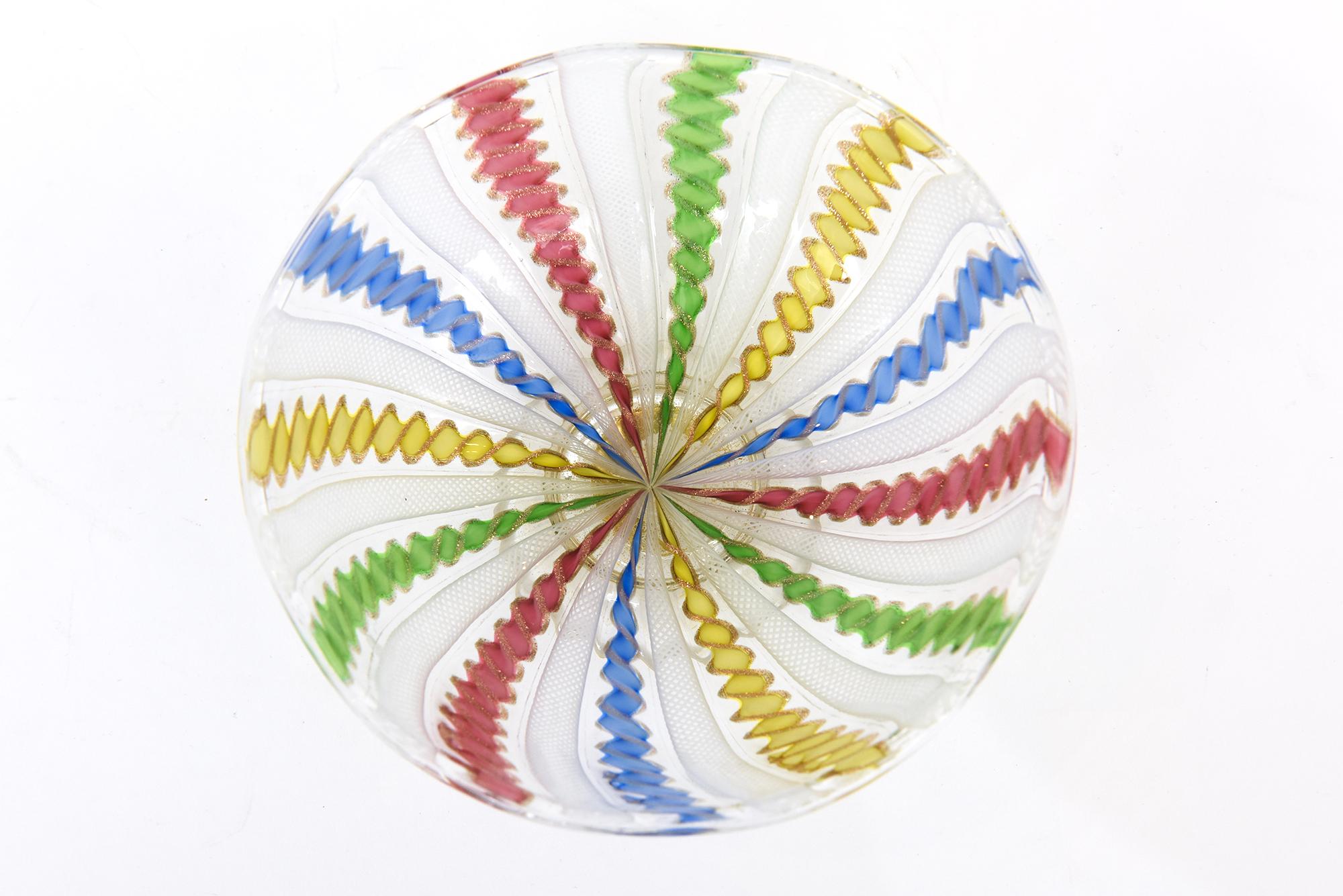 Cuenco vintage de cristal de Murano Venini con pedestal y cintas de Latticino Moderno de mediados de siglo en venta