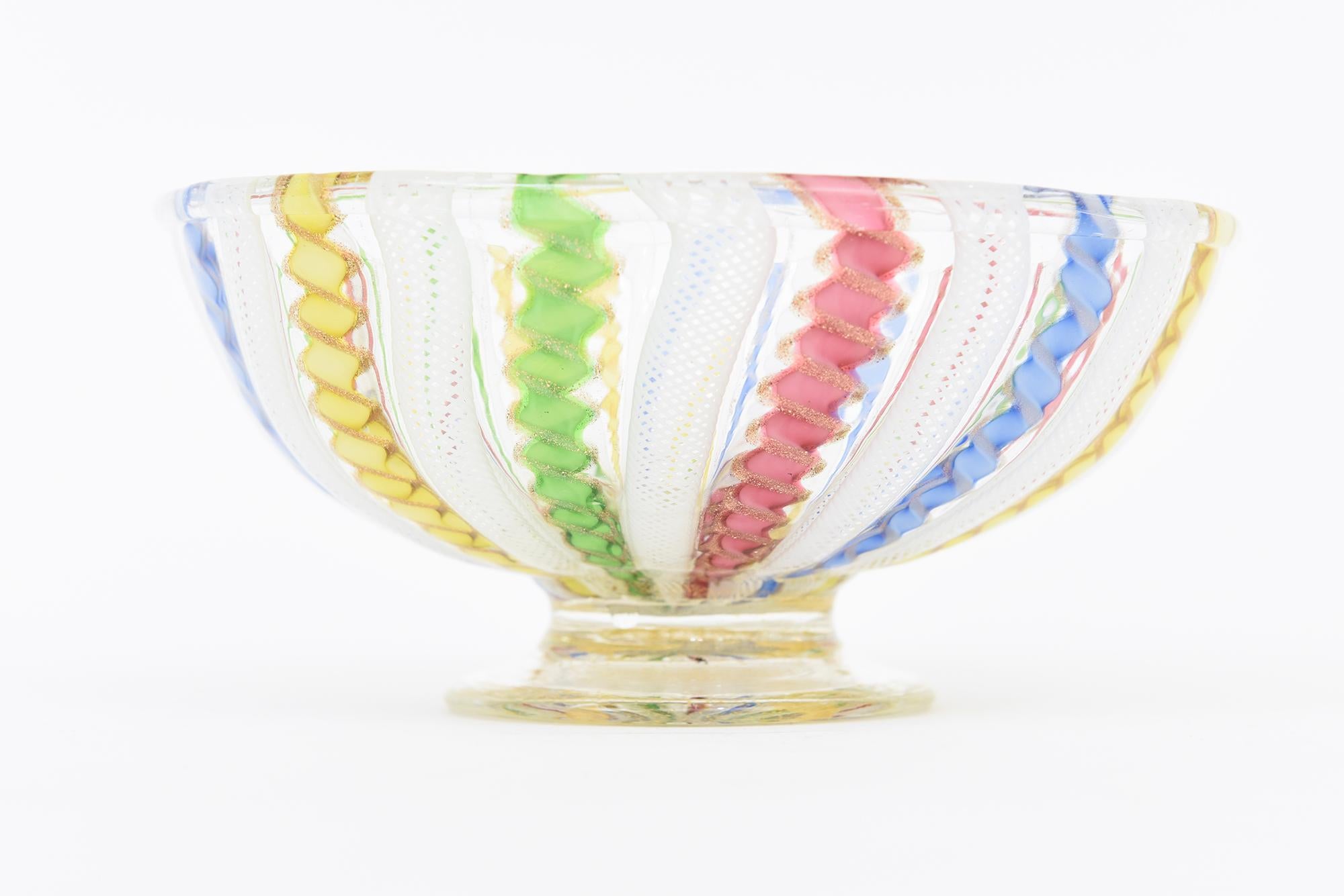 Cuenco vintage de cristal de Murano Venini con pedestal y cintas de Latticino Italiano en venta
