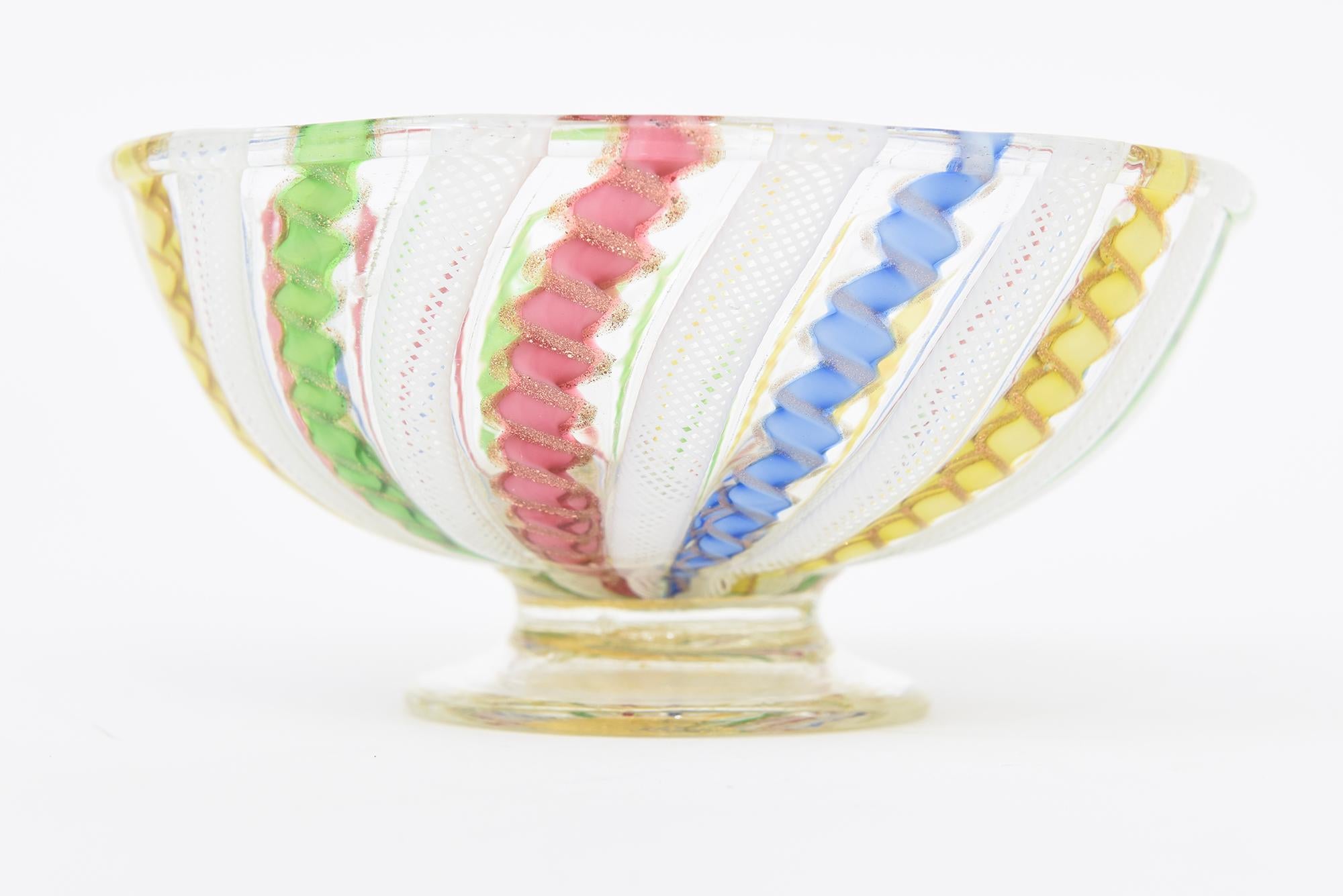 Cuenco vintage de cristal de Murano Venini con pedestal y cintas de Latticino en Bueno estado para la venta en North Miami, FL